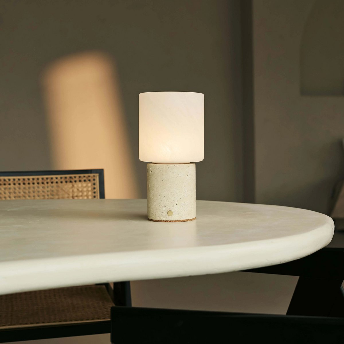 Cuyp Beige / Travertino Classico - Travertine oplaadbare tafellamp - draadloos, USB oplaadbaar en maximaal 100 uur runtime