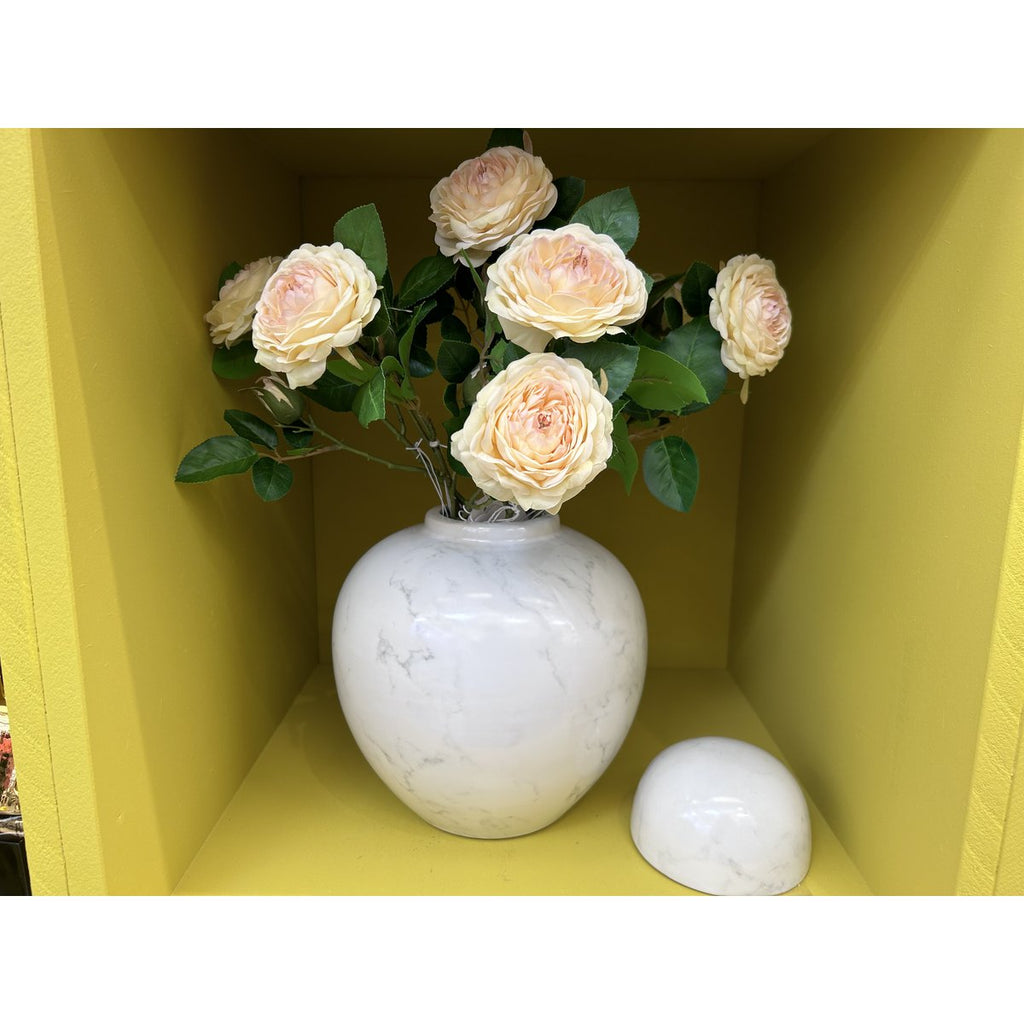 Een gemberpot van Amerikaans porselein, halverwege de 20e eeuw, met 7 stuks gele camellia-kunstbloemen (wit klein H*25W*25)
