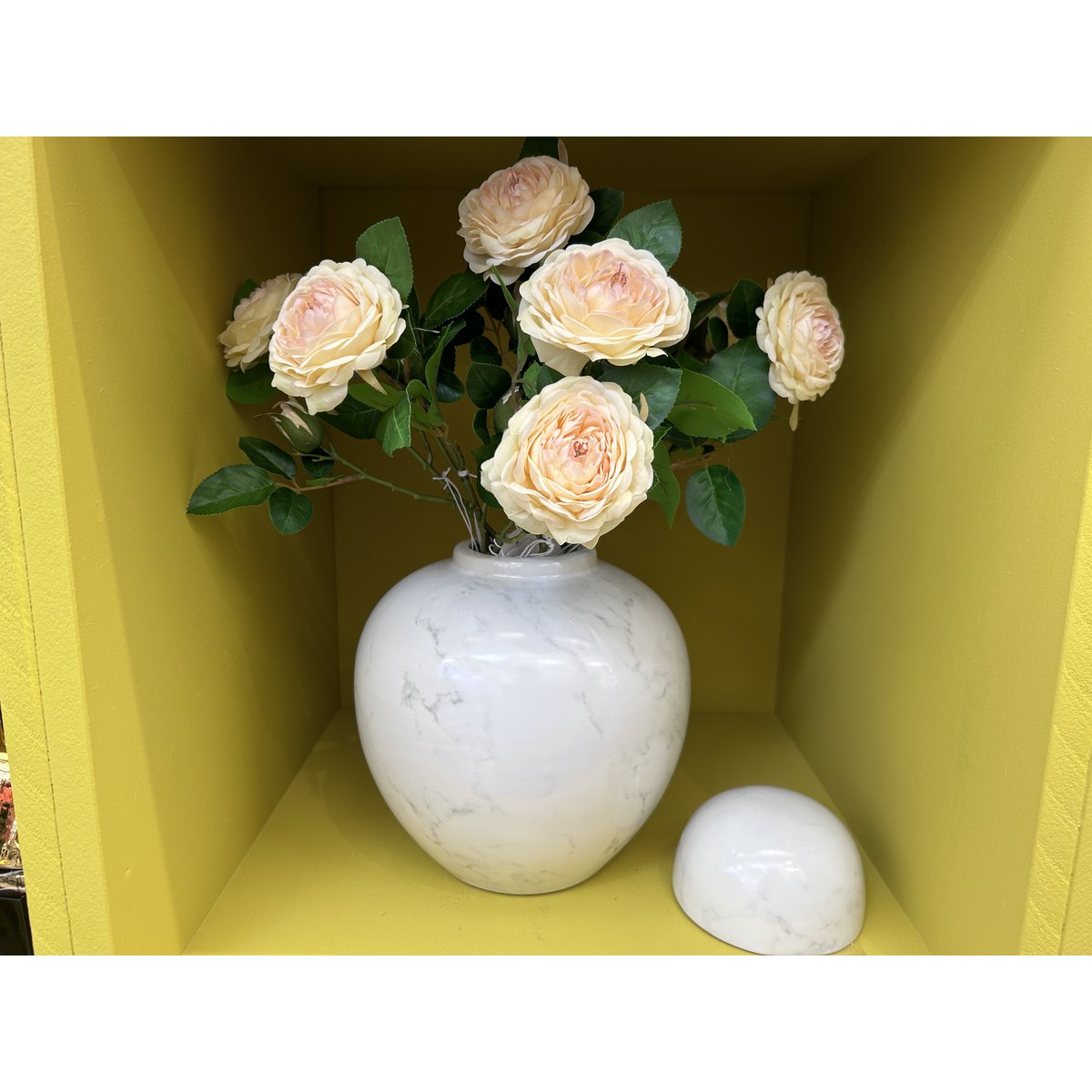 Een gemberpot van Amerikaans porselein, halverwege de 20e eeuw, met 7 stuks gele camellia-kunstbloemen (wit klein H*25W*25)