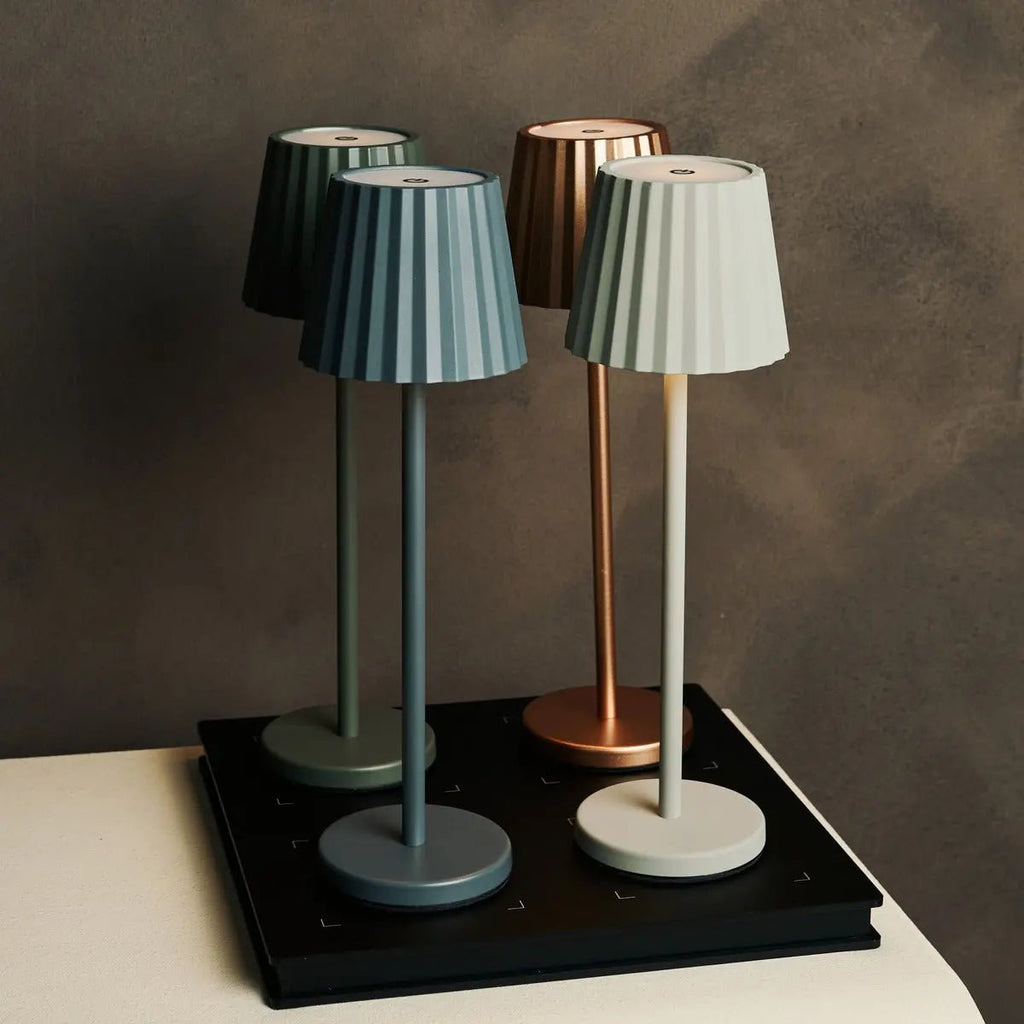 Combi Set Professional-4 x Maya Shadow Gray Oplaadbare tafellampen en 1 x Amstel Wireless Laying Station met Qi-Technology