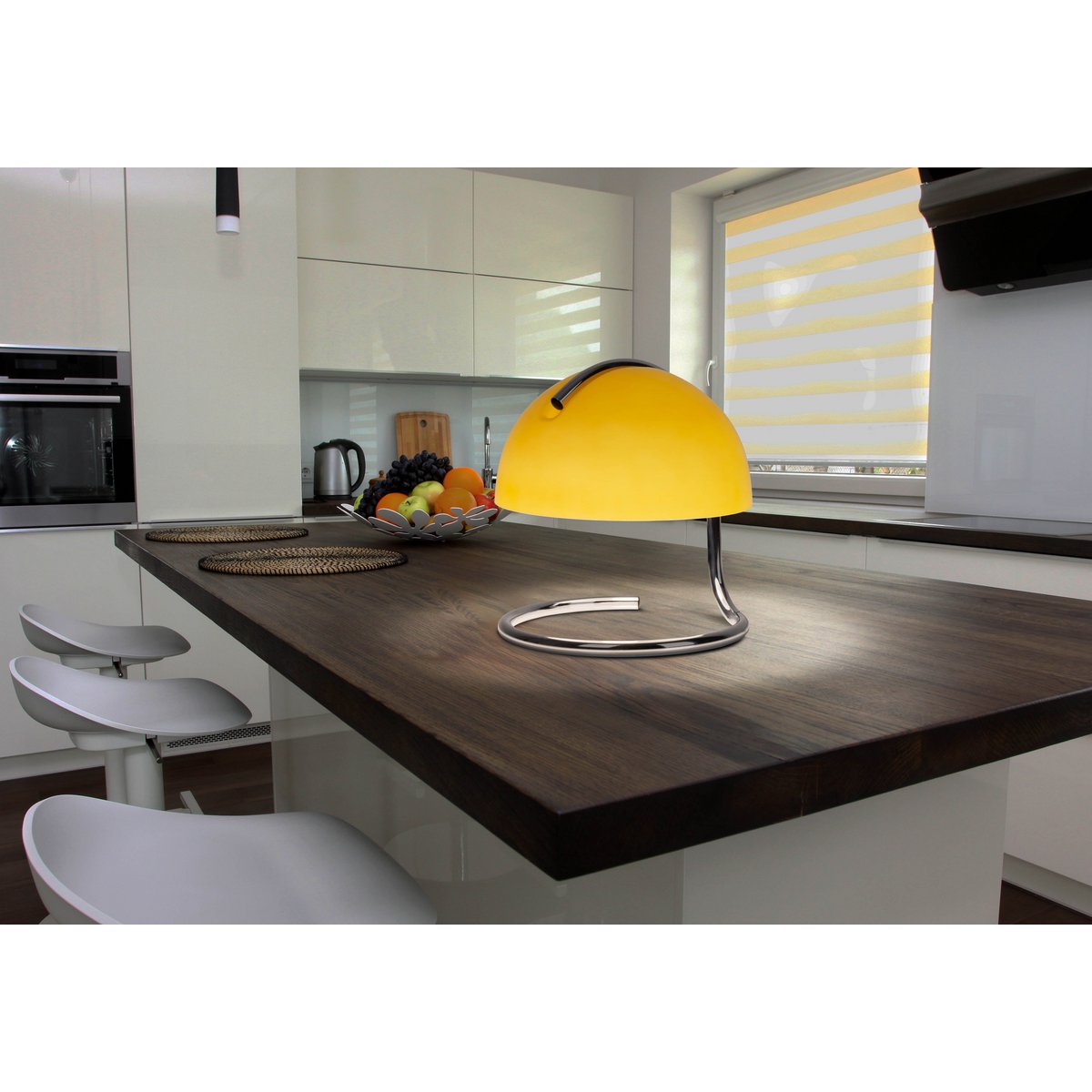 Liv · Houten tafellamp met linnen kap — chroom