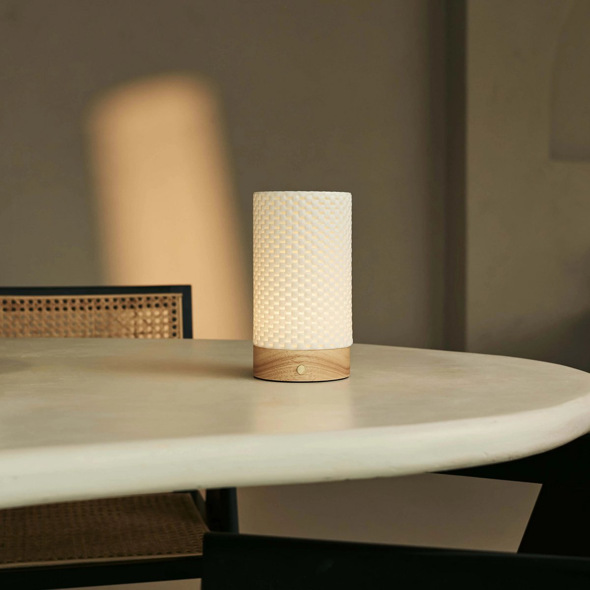 Luna lichtbruine oplaadbare tafellamp in 3D-geprinte porselein-draadloos, dimbaar en tot 100 uur licht