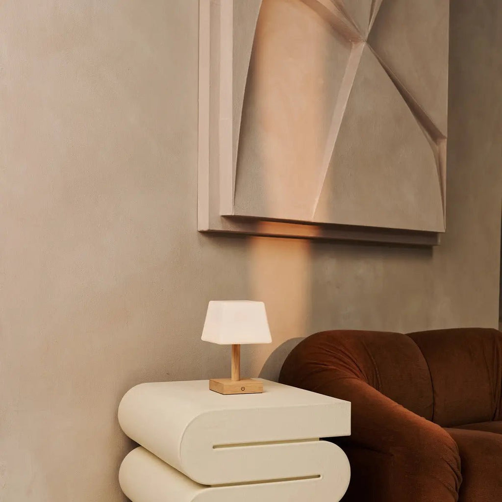 Tommy lichtbruine houten tafellamp met glas - oplaadbare, dimbare lamp, draadloze verlichting