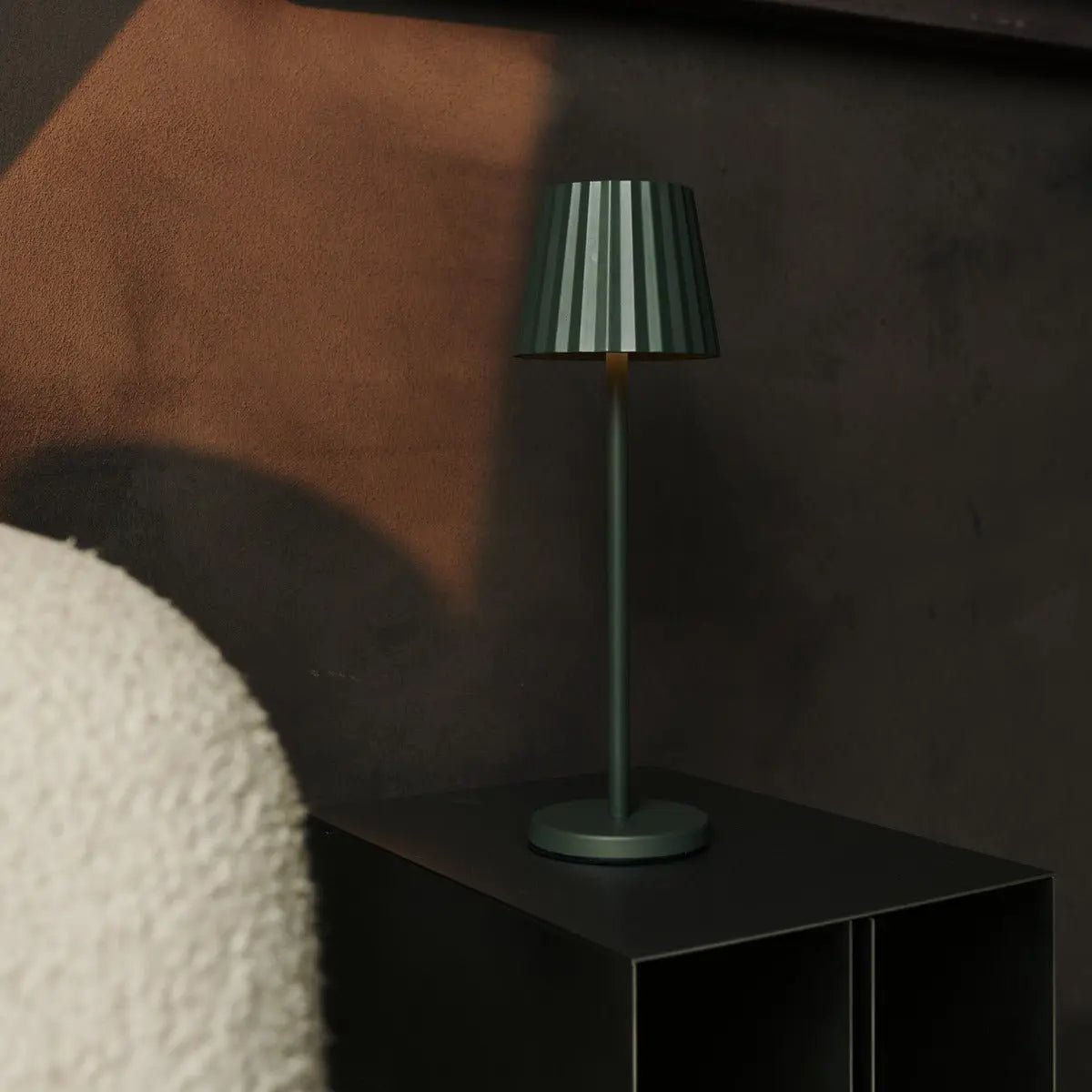 Combi Set Professional-4 x Maya Olive Green Oplaadbare tafellampen en 1 x Amstel Wireless Laying Station met Qi-Technology