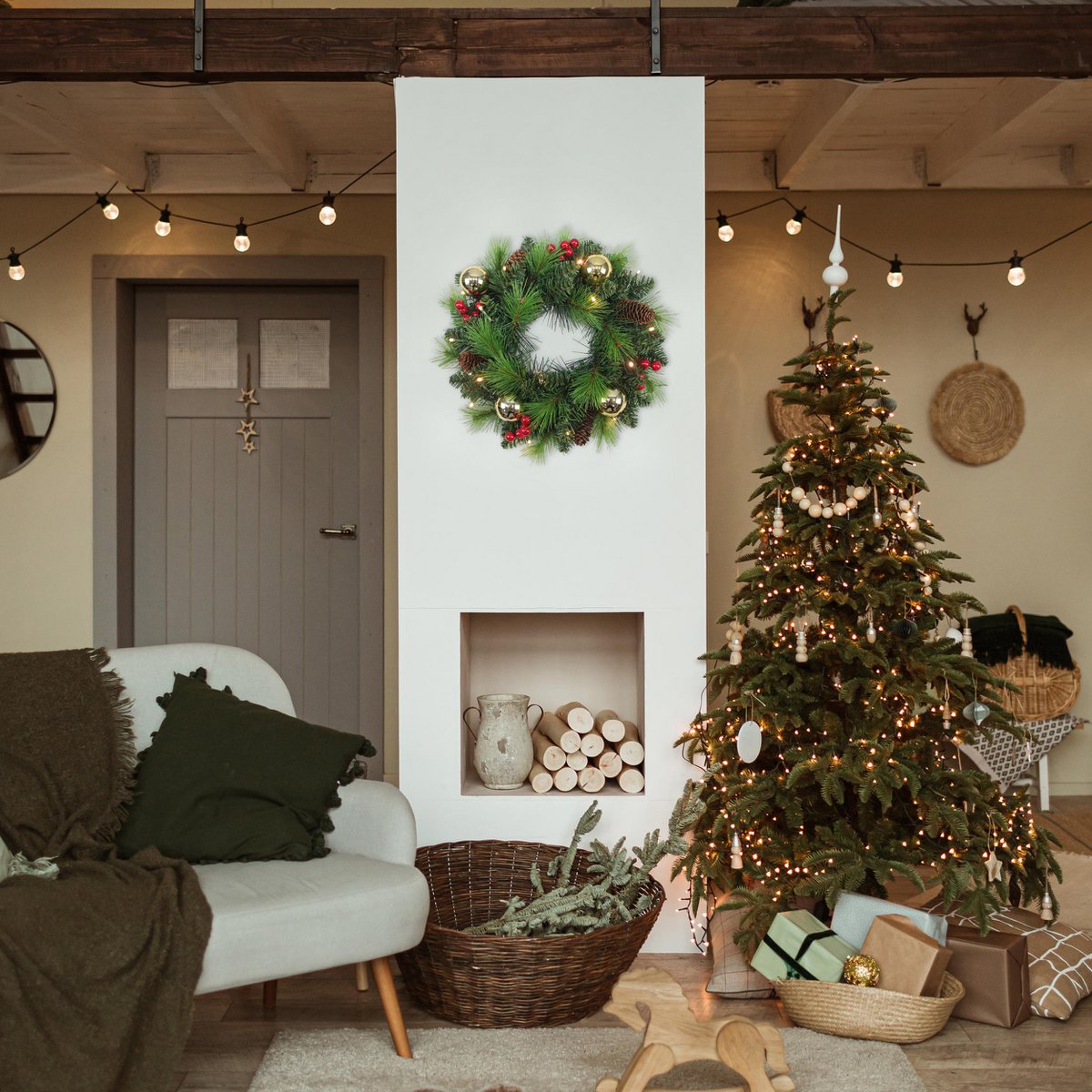 LED Kerstkrans "Noel" Outdoor Decoratie gemaakt van metaal en plastic in groen en goud, met stevig geïnstalleerde LED's