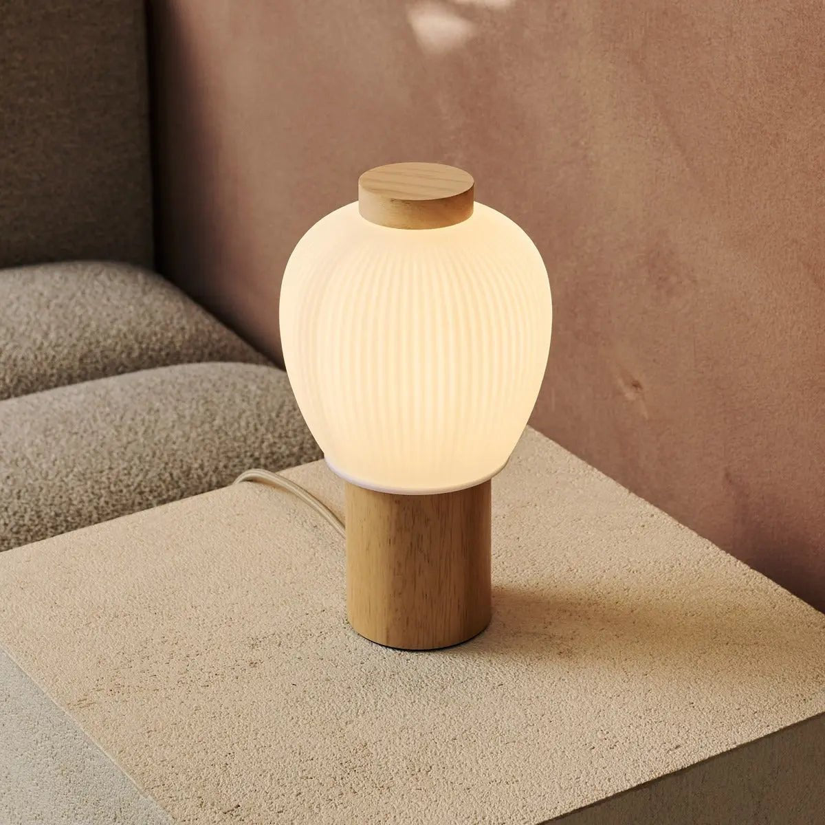 Veel lichtbruine houten lamp met mooie glazen schaduw, warme lichtlamp en uniek ontwerp