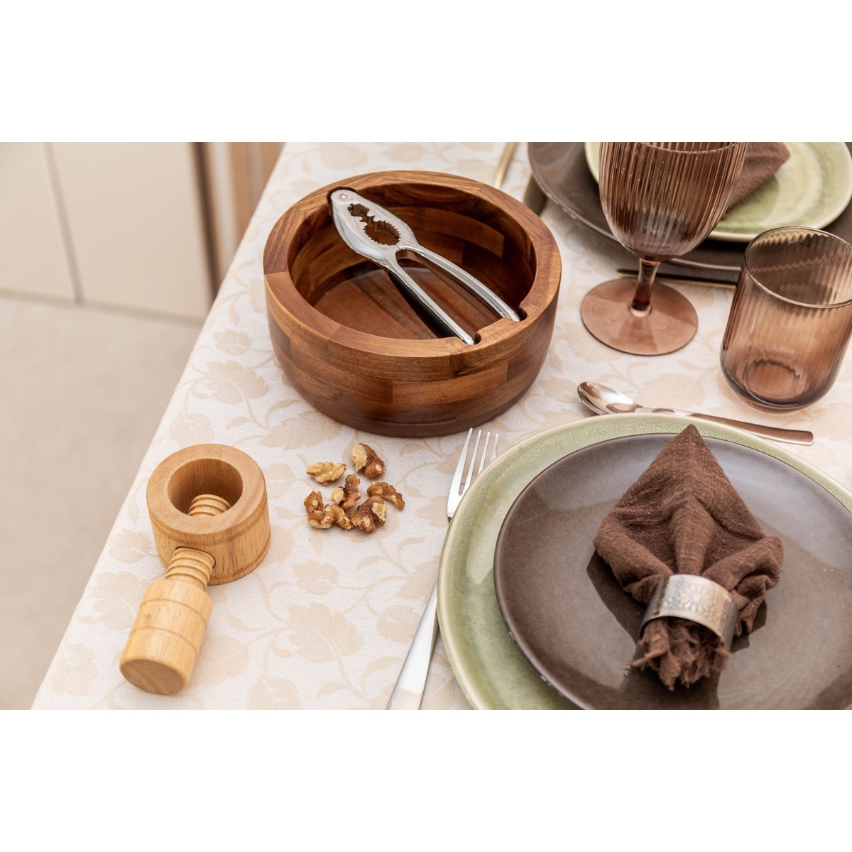 HOUTEN KOM MET NOTENKRAKER