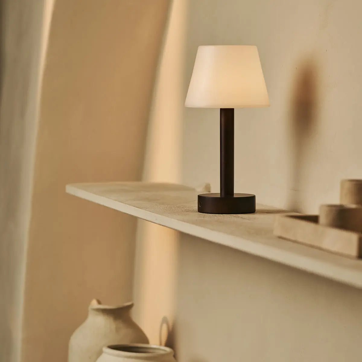 Zoë Donkerbruine Houten Oplaadbare Tafellamp | Dimbaar, USB-C, batterijduur van 80 uur