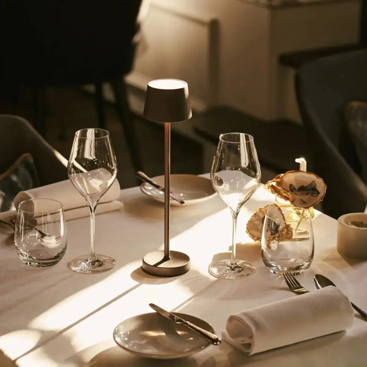 Vondel Mocha Brown oplaadbare en draadloze lamp perfect voor horeca -industrie - draadloos oplaadbaar via laadstation