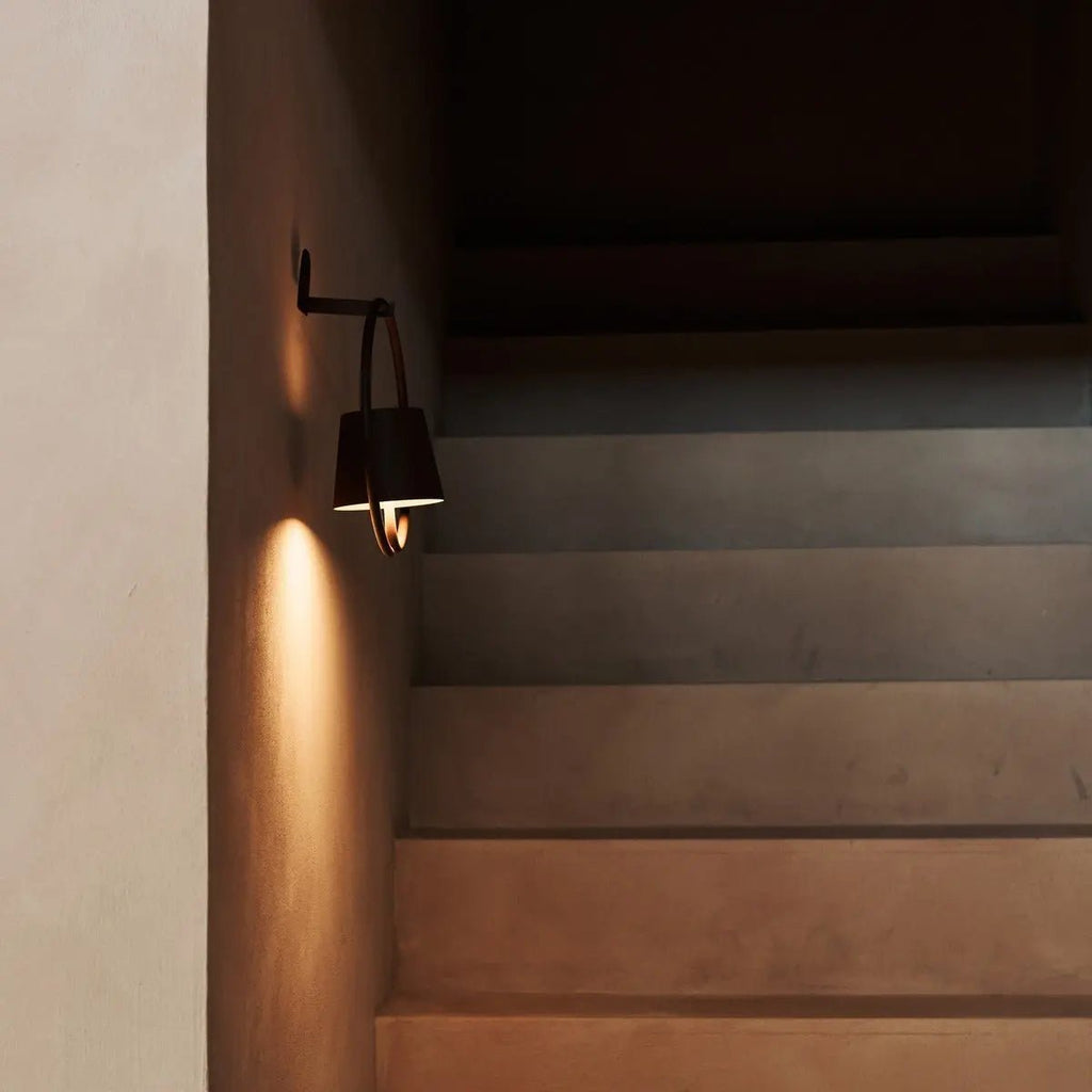 Cielo donkerbruine oplaadbare metalen wandlamp – draadloos, dimbaar en stijlvol