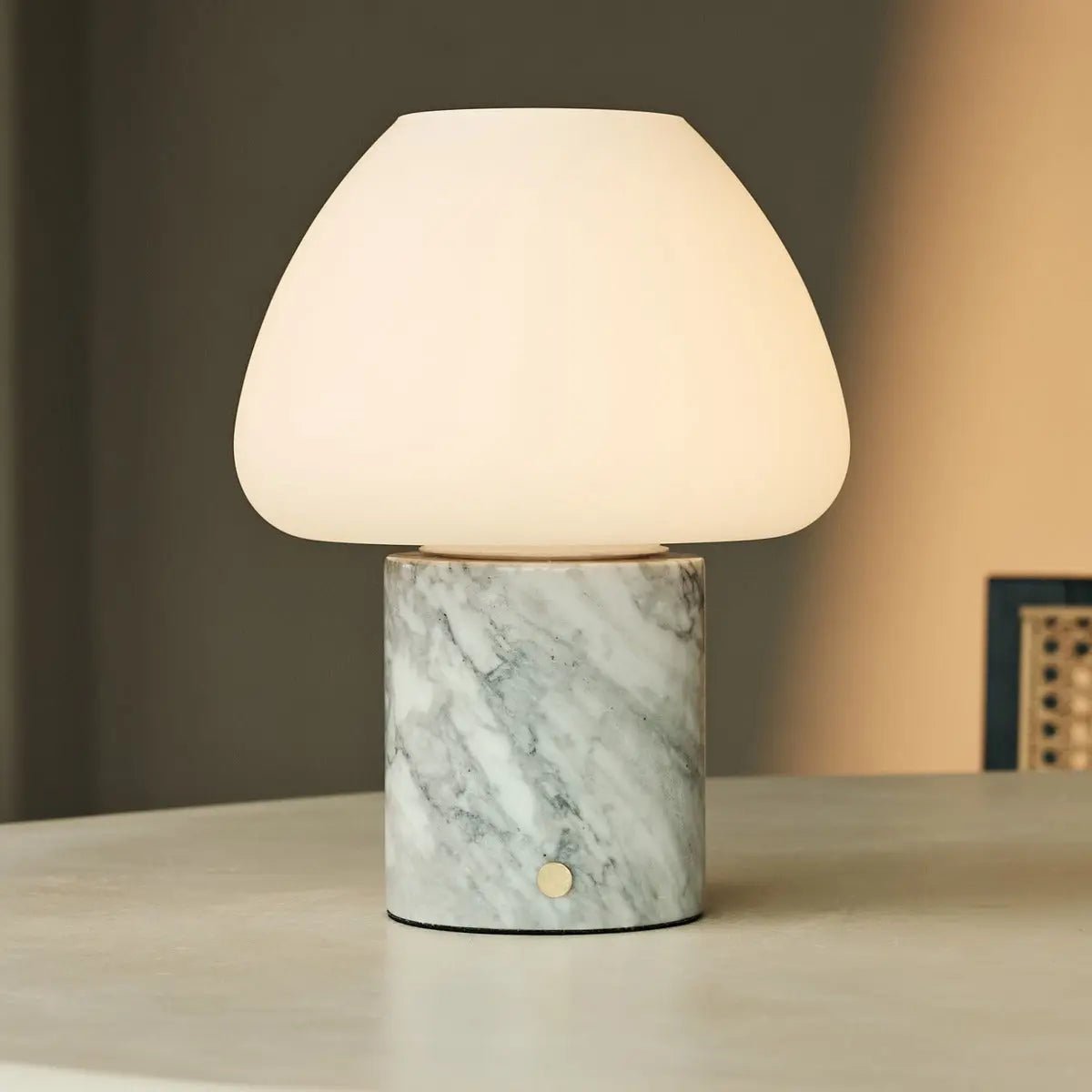 OSTADE WIT / BIANCO STATUARIETTO - Uniek oplaadbare marmeren tafellamp met 3 lichte kleuren en dimfunctie