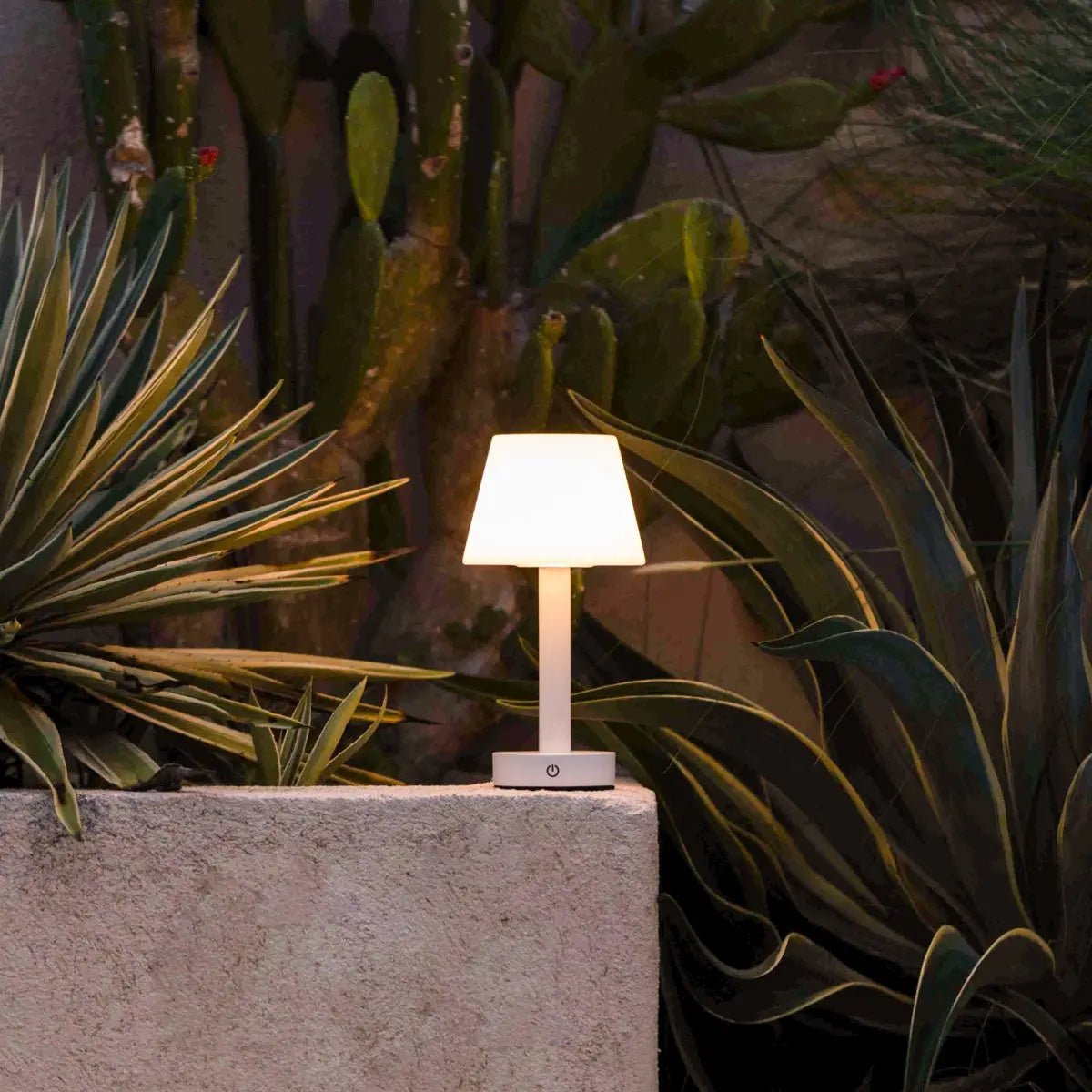 Zoë Witte Houten Oplaadbare Tafellamp | Draadloos, dimbaar, USB-C, batterij met een levensduur van 80 uur