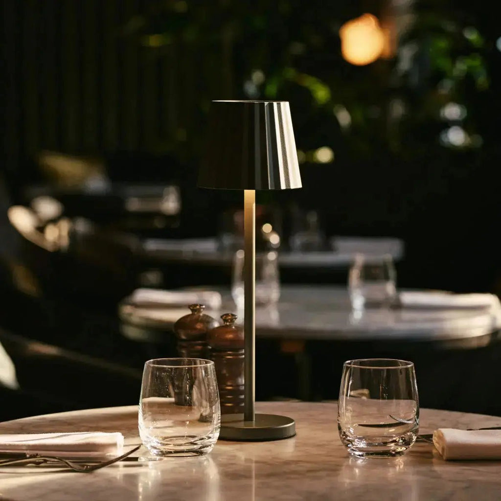 Combi Set Professional-4 x Maya Olive Green Oplaadbare tafellampen en 1 x Amstel Wireless Laying Station met Qi-Technology