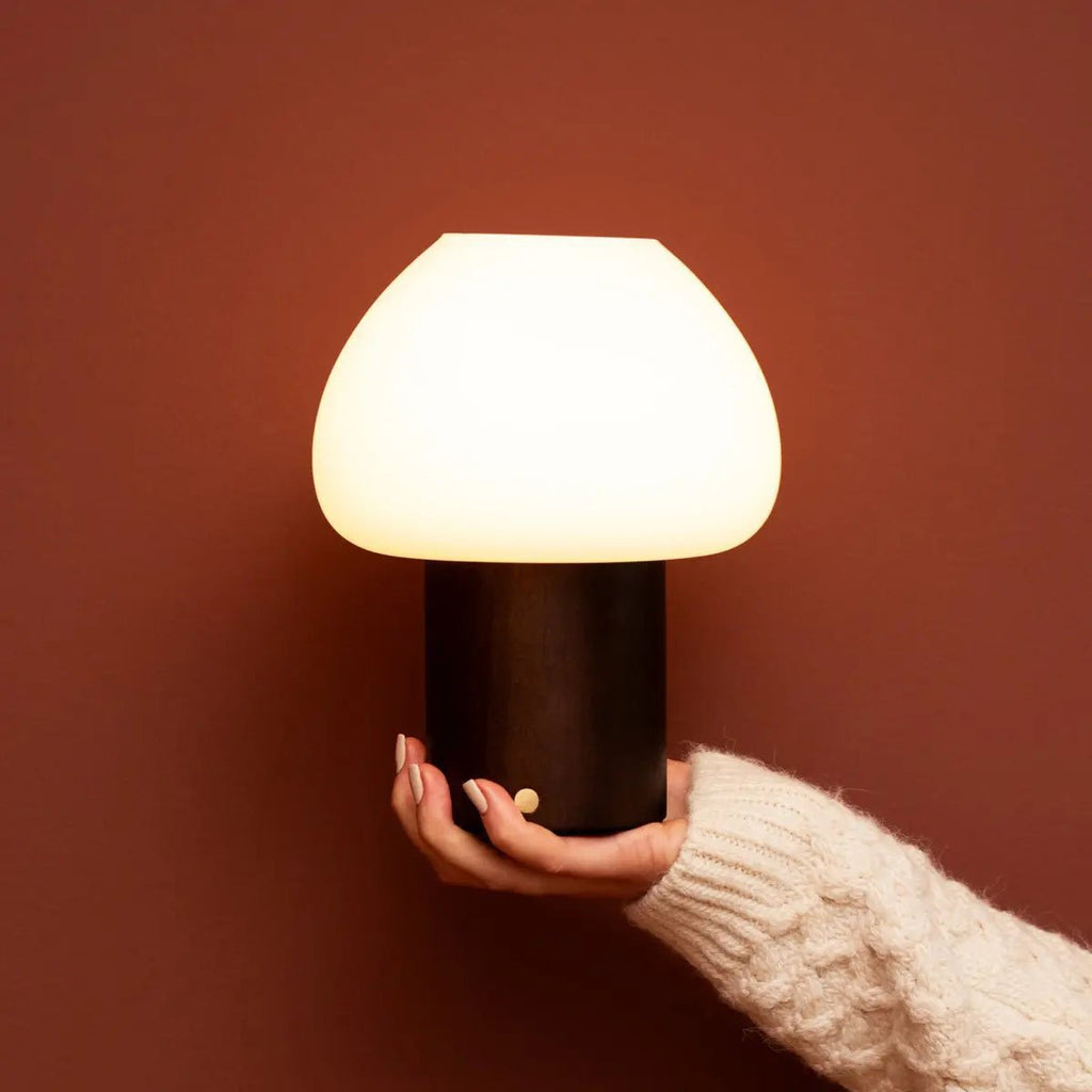 Fynn Donkerbruine Houten Lamp – Oplaadbaar & Dimbaar Licht