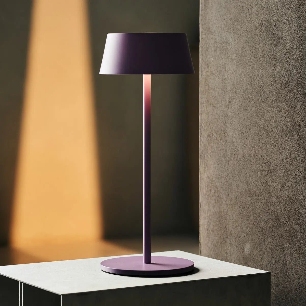Hugo Violet Lila Oplaadbare tafellamp - Stijlvol, dimbare lamp & draadloos