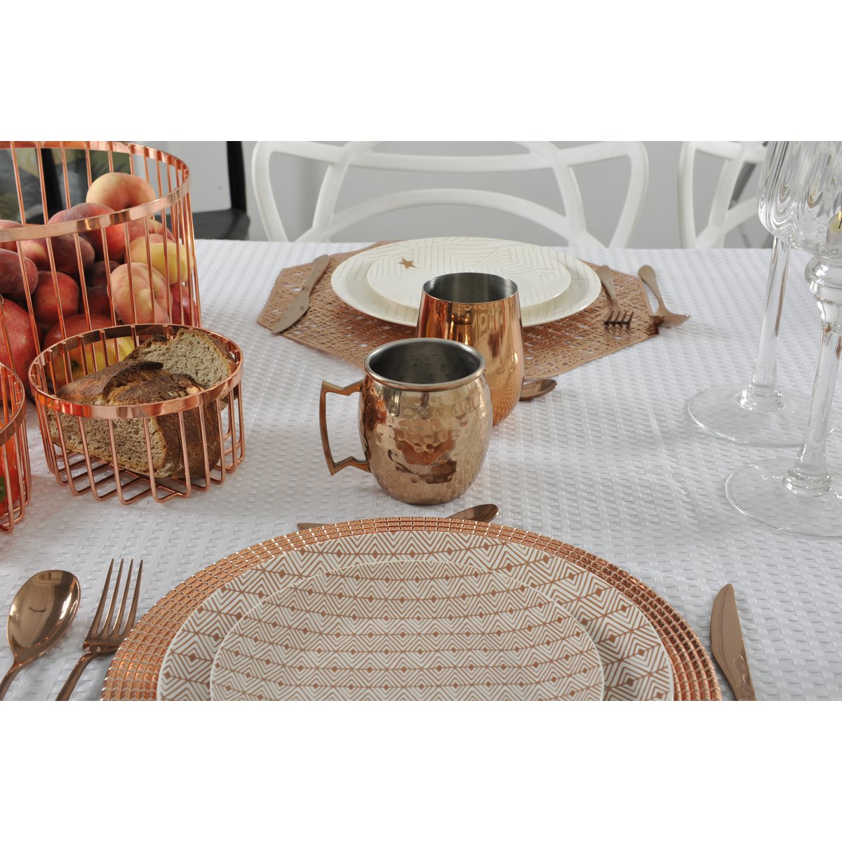 Gehamerde koperen mok met handvat