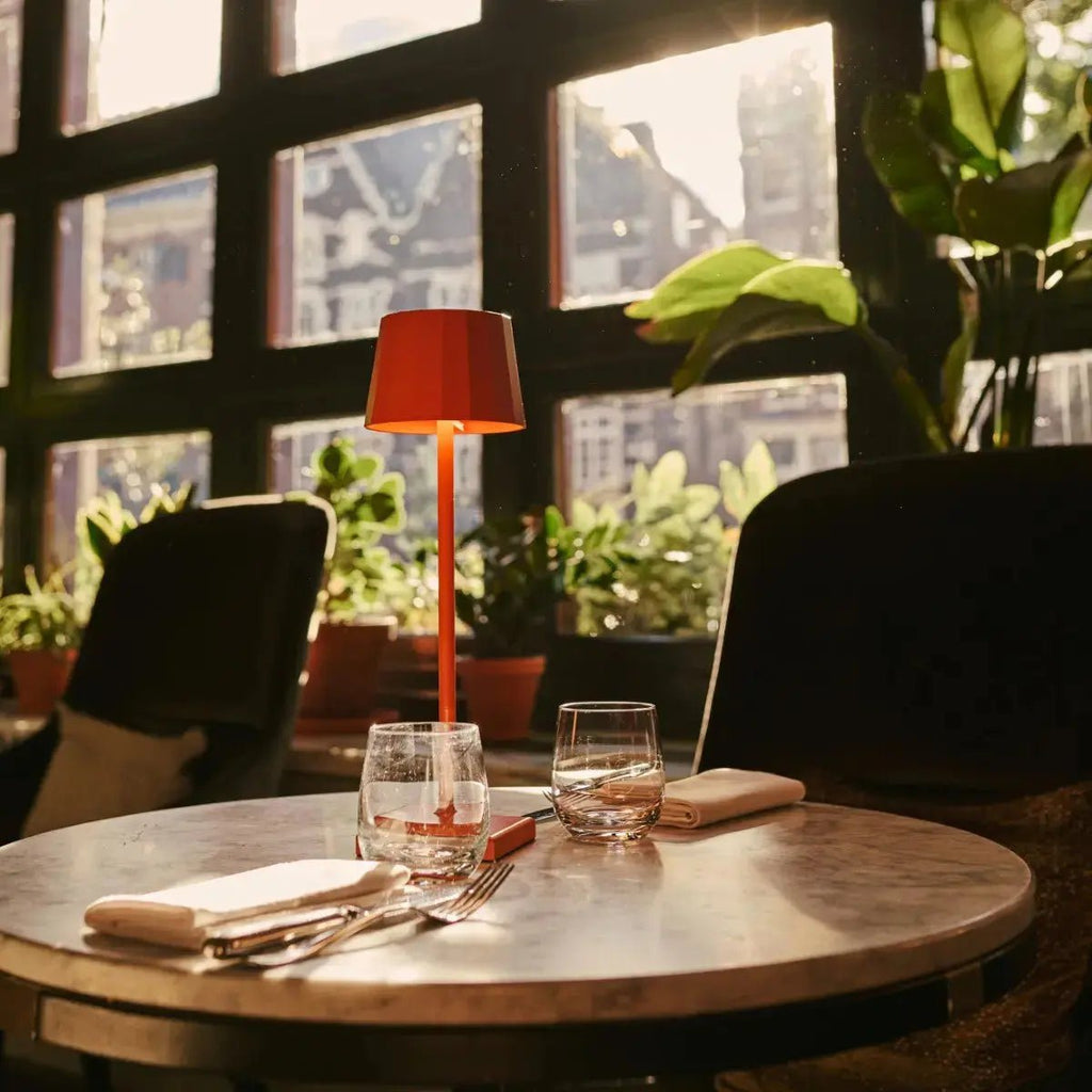 Combi Set Professional-8 X Wouter Blossom Orange RooGable Table Lamps & 1 x Central Station Draadloos oplaadstation met Qi-Technology