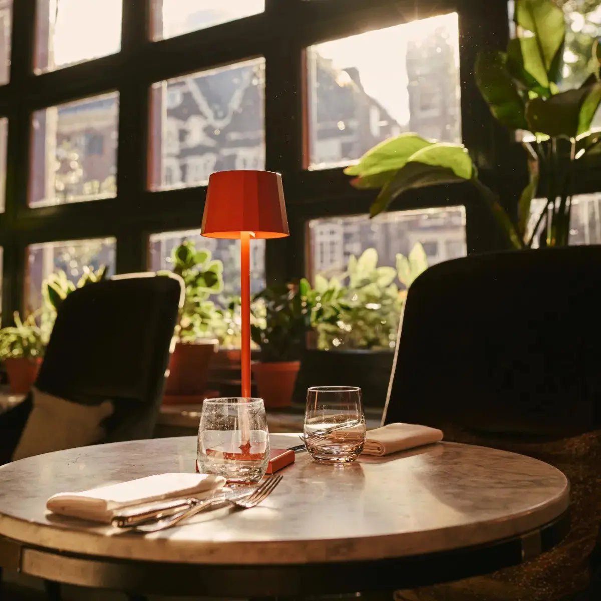 Combi Set Professional-8 X Wouter Blossom Orange RooGable Table Lamps & 1 x Central Station Draadloos oplaadstation met Qi-Technology