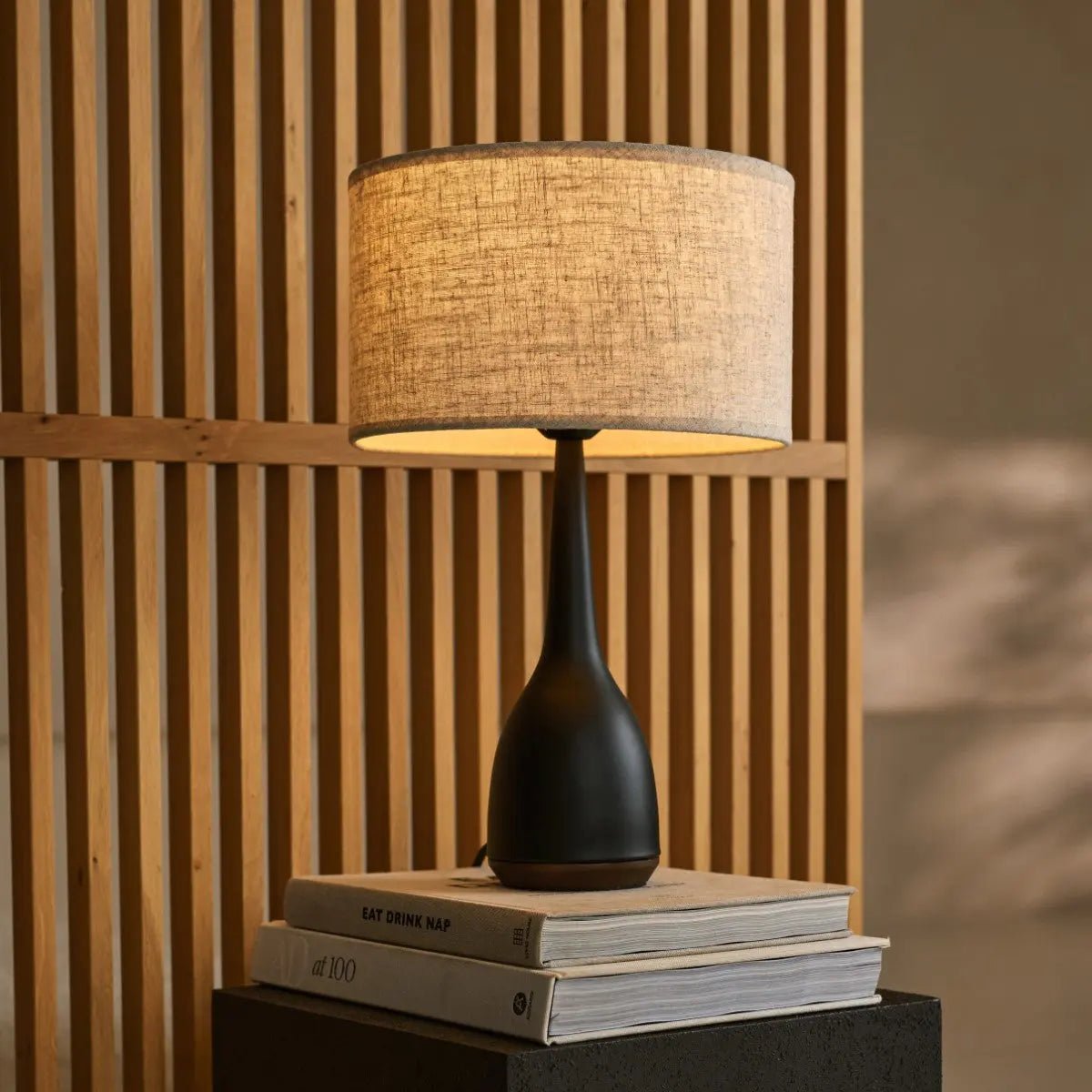 Jacob zwarte lamp met beige kap – elegante en warme verlichting