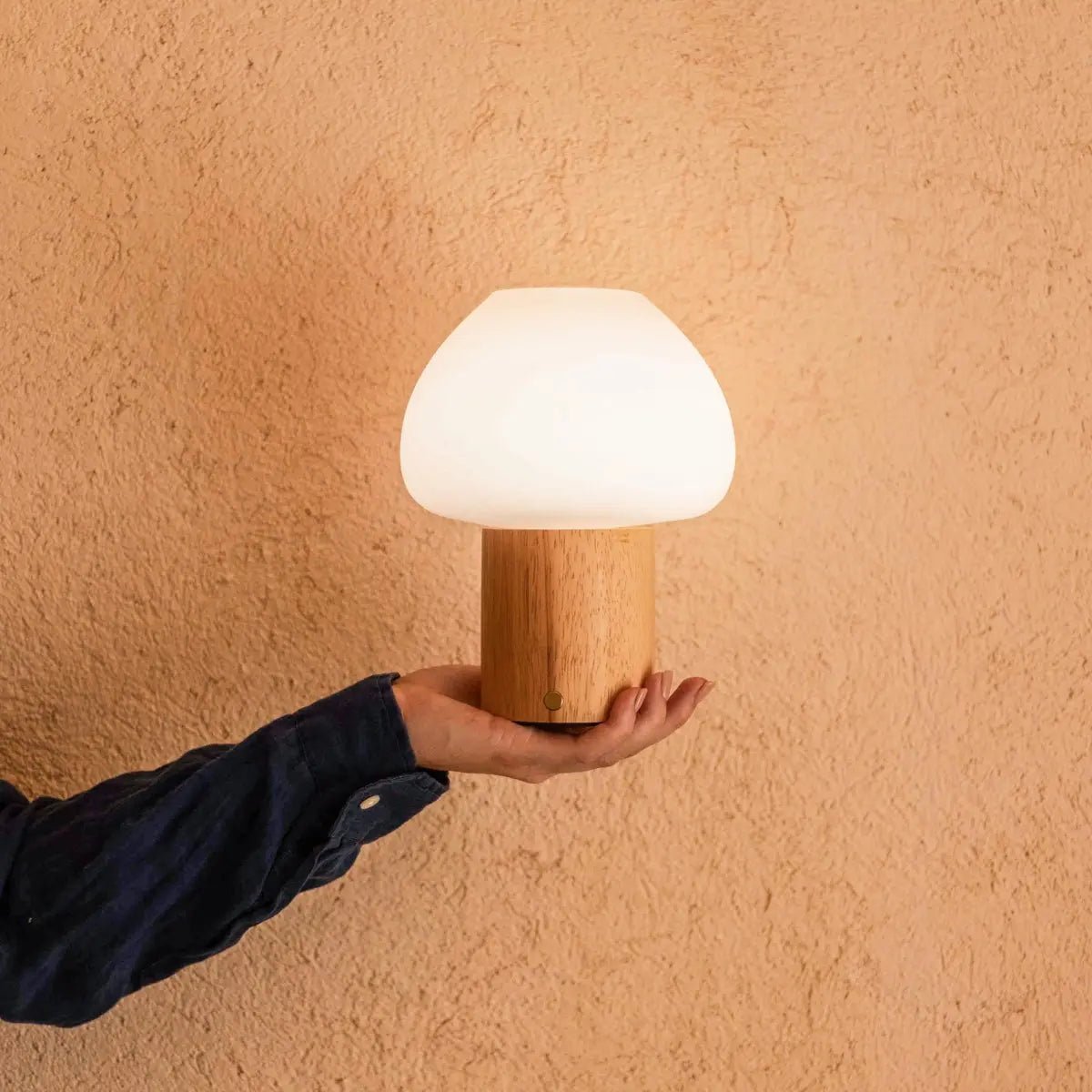 Fynn Lichtbruine houten lamp – Oplaadbaar, dimbaar en stijlvol