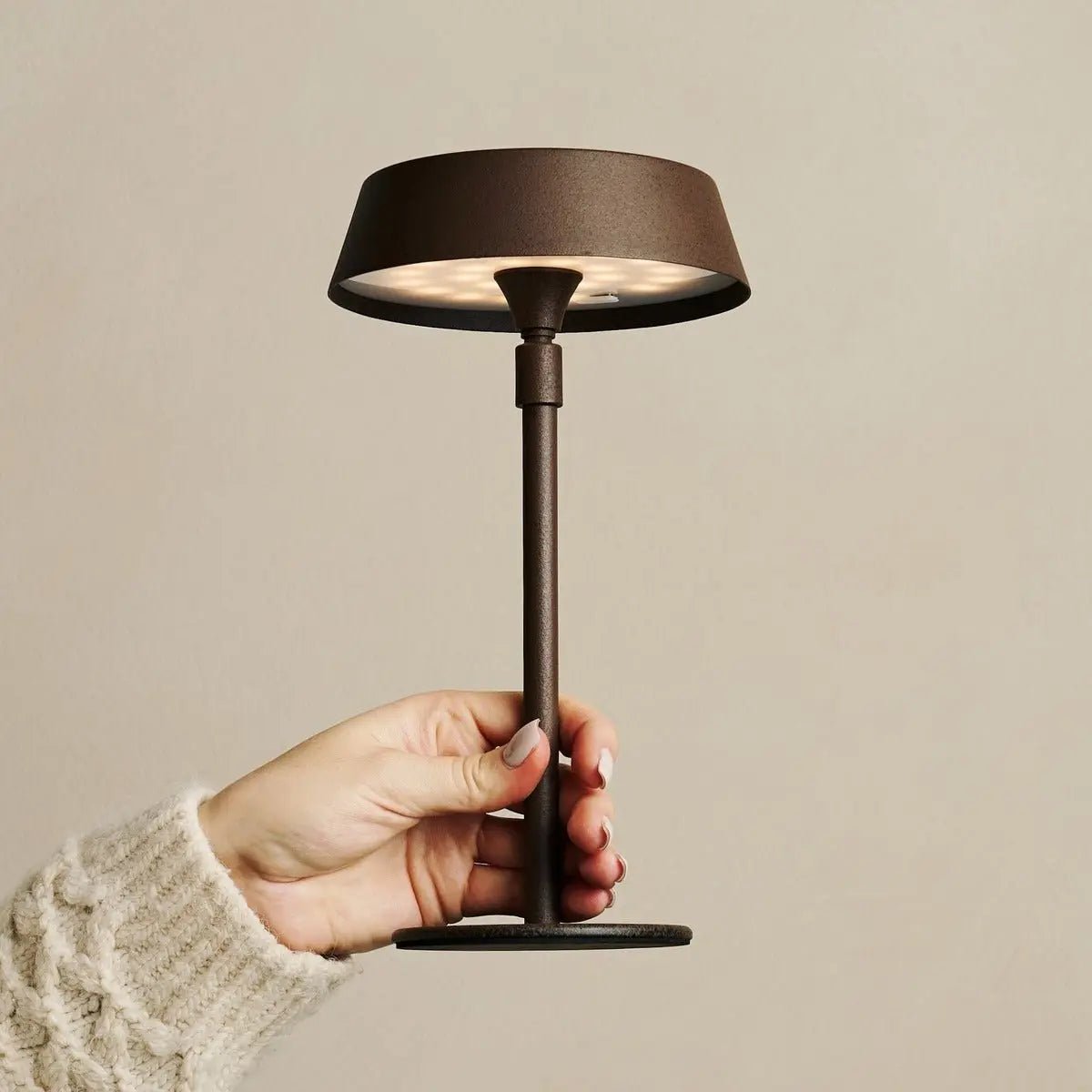 Luca Mocha Brown - USB -oplaadbare lamp L Minimalistisch, speels en dimpelbaar