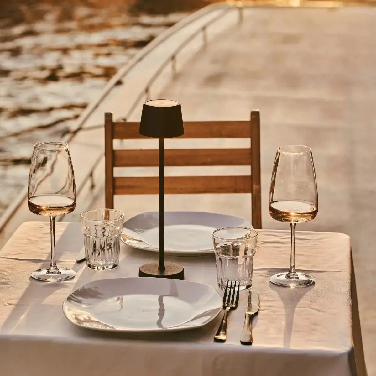 Vondel Mocha Brown oplaadbare en draadloze lamp perfect voor horeca -industrie - draadloos oplaadbaar via laadstation