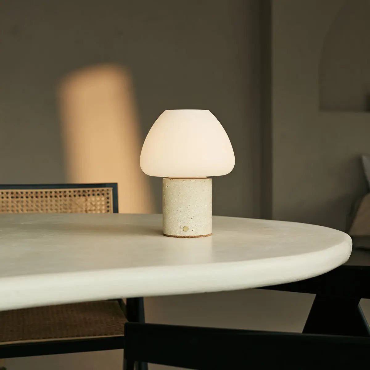 OSTADE Beige / Travertino Classico - Unieke travertine oplaadbare tafellamp met 3 lichte kleuren en dimfunctie