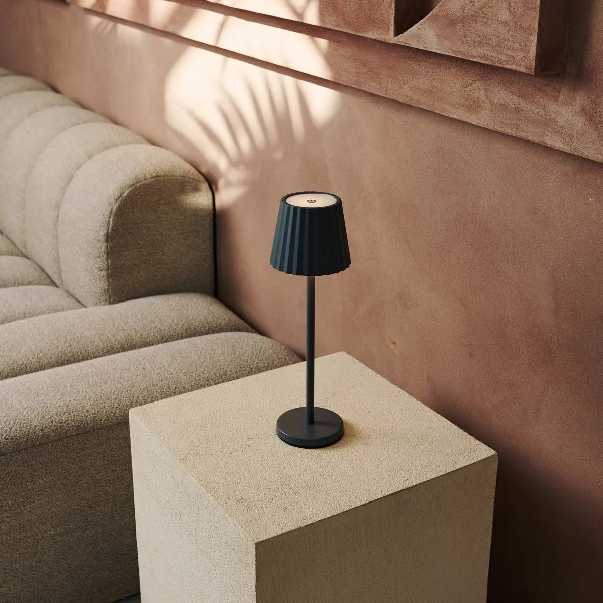 Maya stenen grijs geribbelde tafellamp gemaakt van ijzer - dimbare lamp en 3 lichtmodi, oplaadbaar via draadloos laadstation