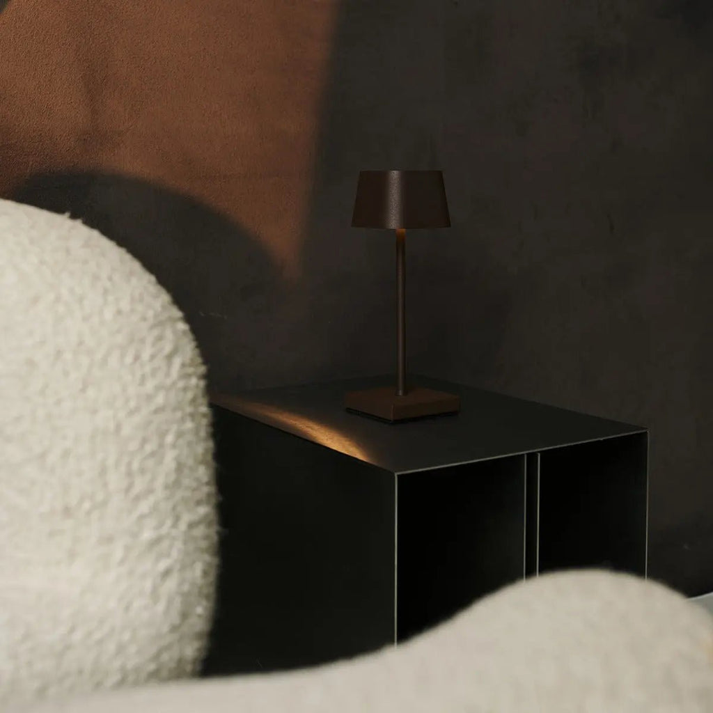 Sarphati Mini Mocha Bruin Draadloze tafellamp - Draadloos oplaadbaar via laadstation, dimbare lamp en 3 lichtmodi
