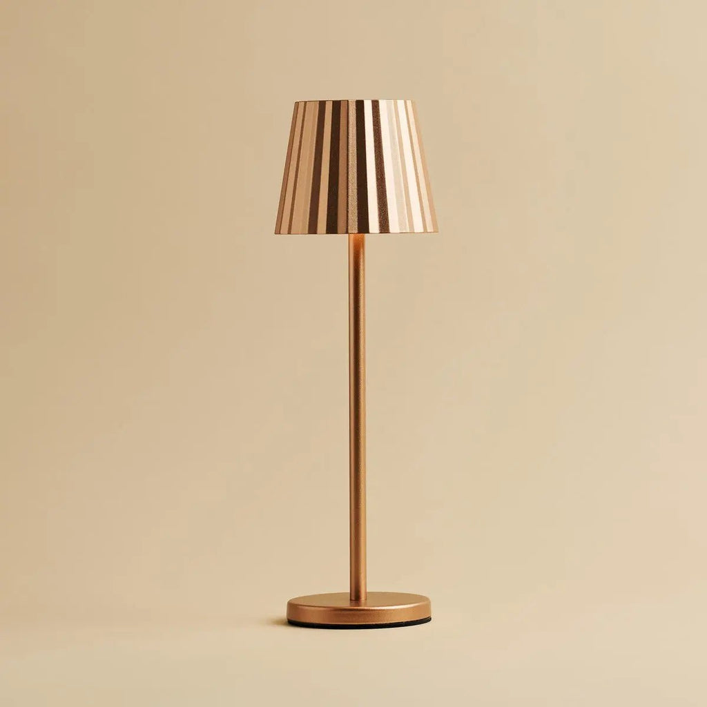 Combi Set Professional-8 x Maya koper oplaadbare tafellampen en 1 x centraal station draadloos laadstation met qi-technologie