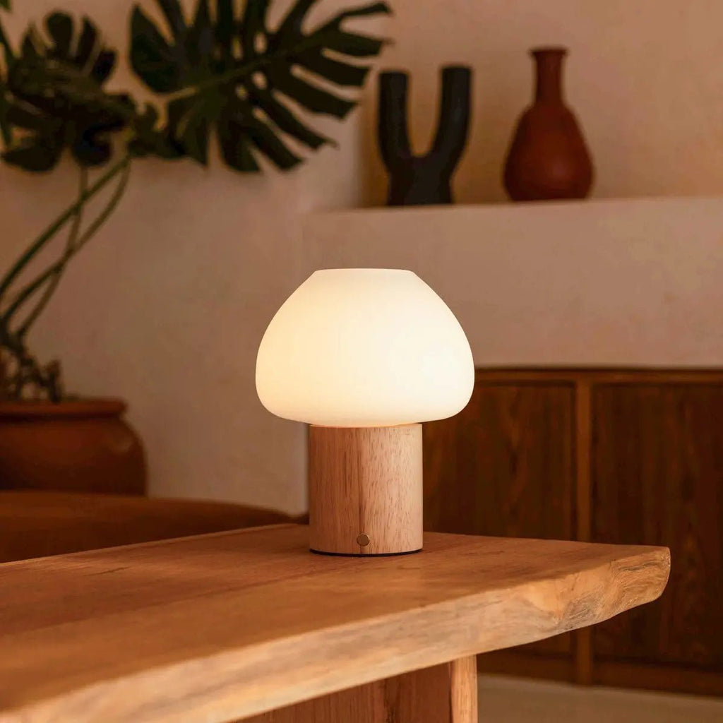 Fynn Lichtbruine houten lamp – Oplaadbaar, dimbaar en stijlvol