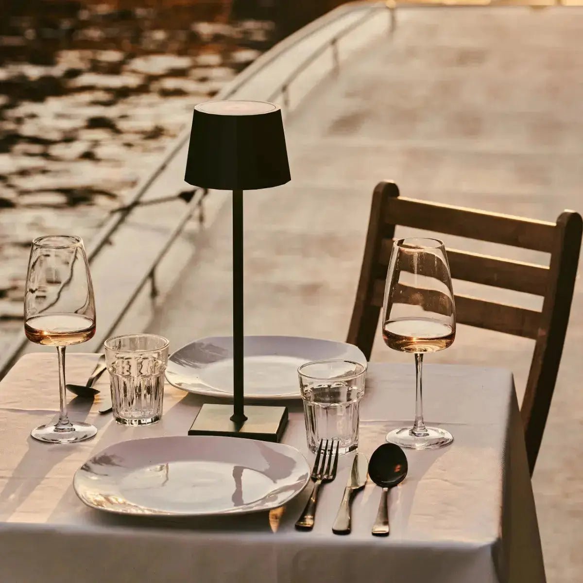 Combi Set Professional-4 X Wouter Delftware Blue Oplaadbare tafellampen & 1 x Amstel Wireless Laying Station met Qi-Technology