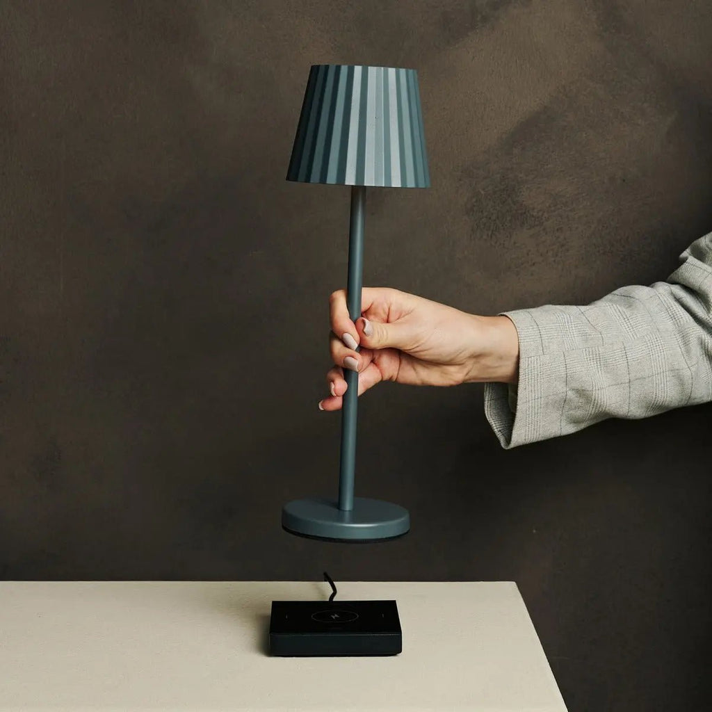 Maya stenen grijs geribbelde tafellamp gemaakt van ijzer - dimbare lamp en 3 lichtmodi, oplaadbaar via draadloos laadstation