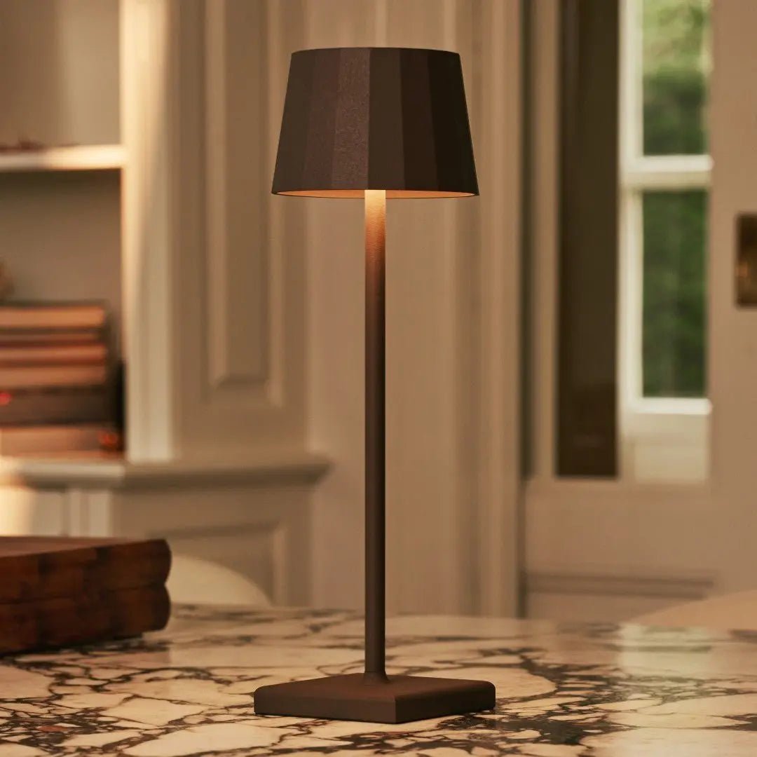 Combi Set Professional-8 X Wouter Mocha Brown Oplaadbare tafellampen & 1 x Central Station Draadloos laadstation met Qi-Technology T