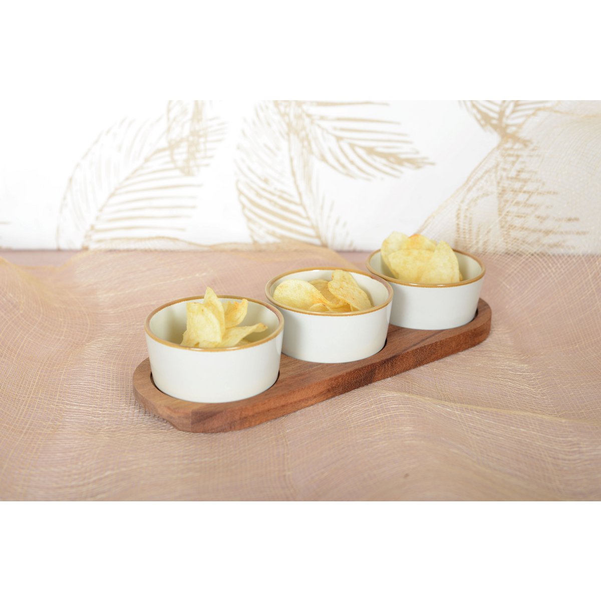 Aperitief set van 3 kopjes op houten plateau 29x10cm