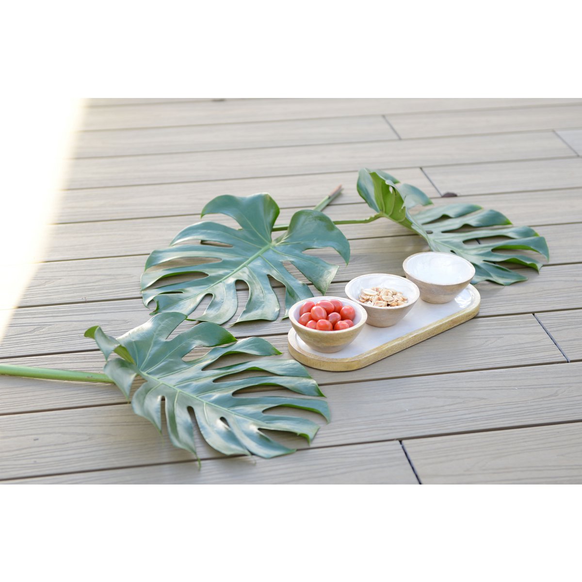 Aperitief set van 3 witte kopjes op witte houten lade