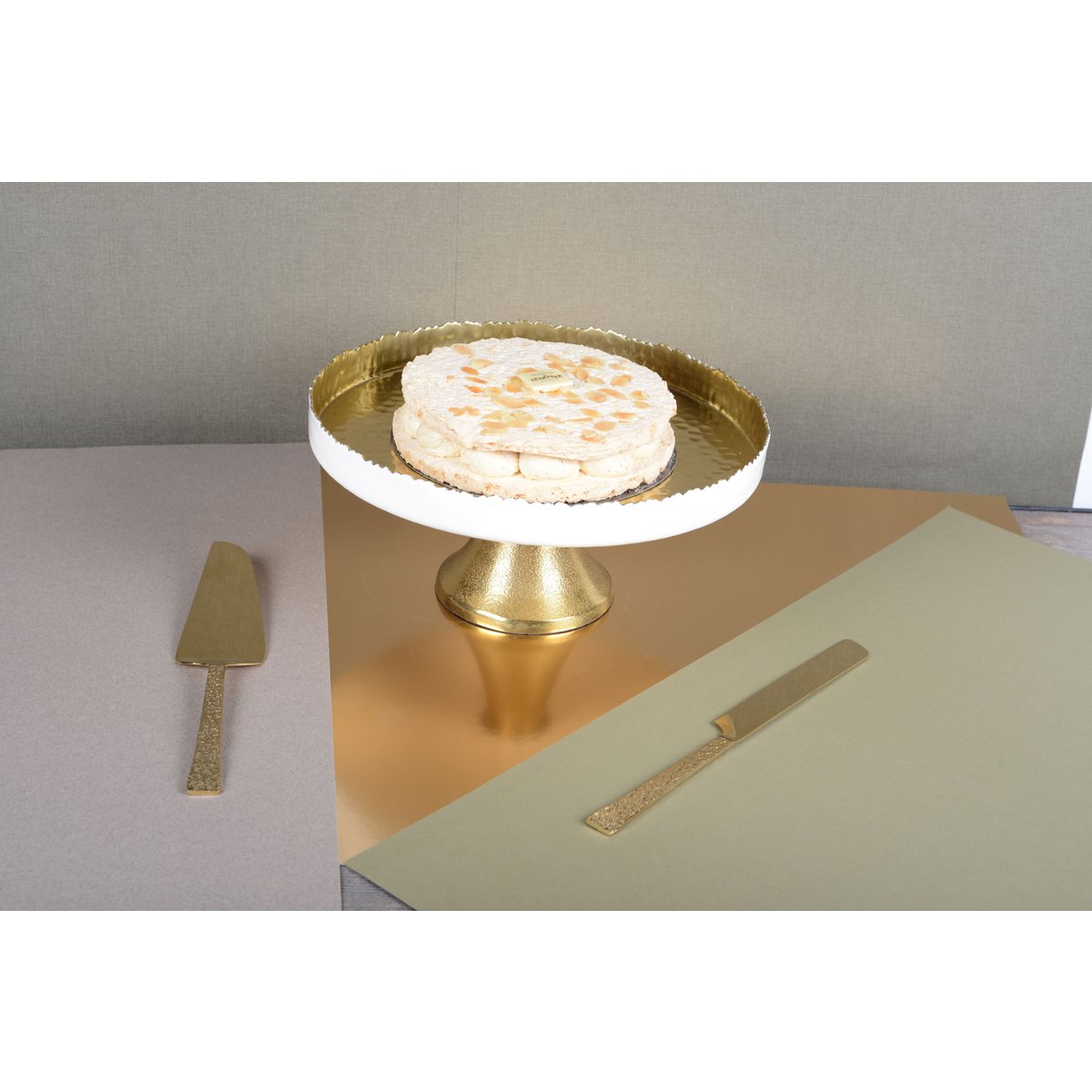 Witte en gouden cakeschotel op voet 30x30x12,5 cm