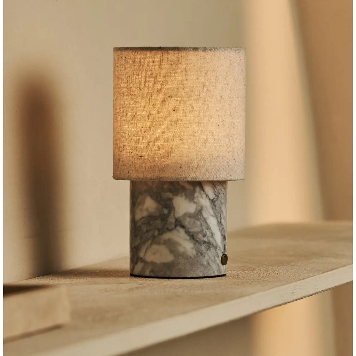 Onoda witte / Bianco statuarietto - marmeren oplaadbare tafellamp - met linnen verwisselbare lampenkap en oplaadbaar ontwerp