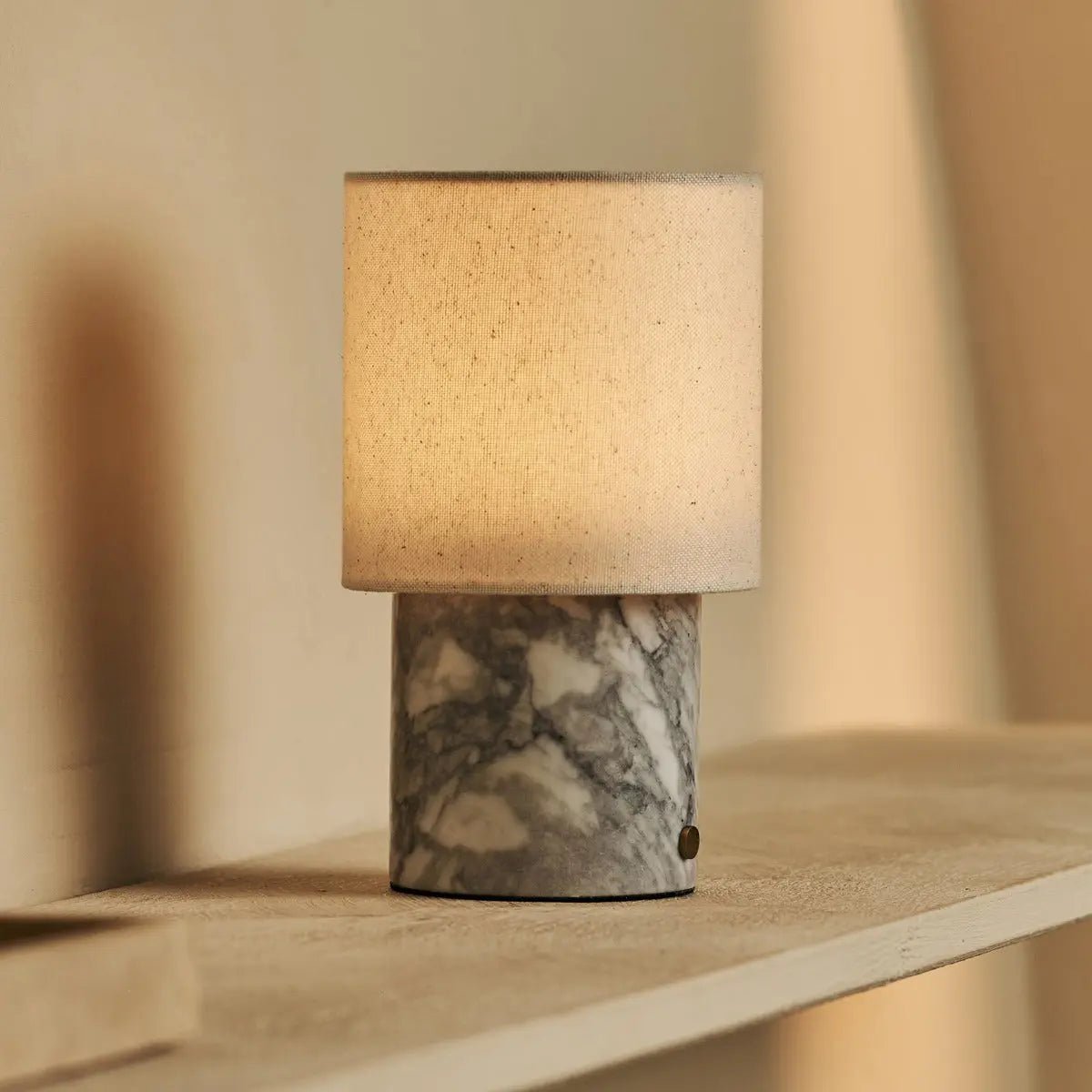 Dou White / Bianco Statuarietto - Marmeren oplaadbare tafellamp - Draadloos, 3 lichte modi en met linnen verwisselbare lampenkap