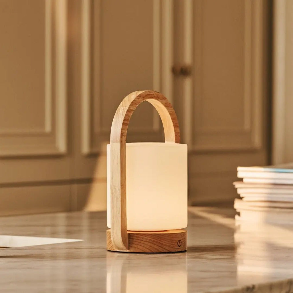 George lichtbruine houten oplaadbare lamp gecombineerd met matglas en een handvat