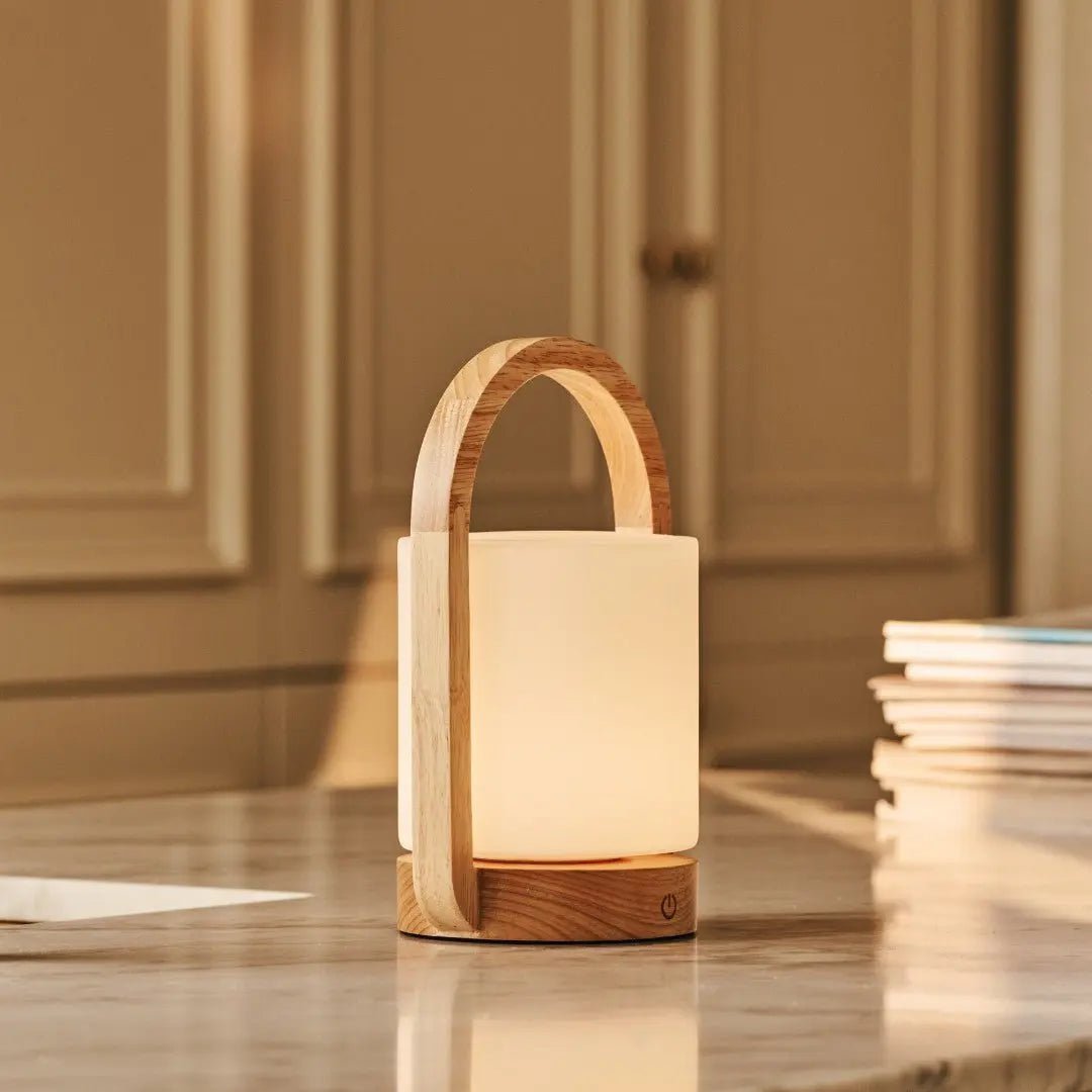 George lichtbruine houten oplaadbare lamp gecombineerd met matglas en een handvat