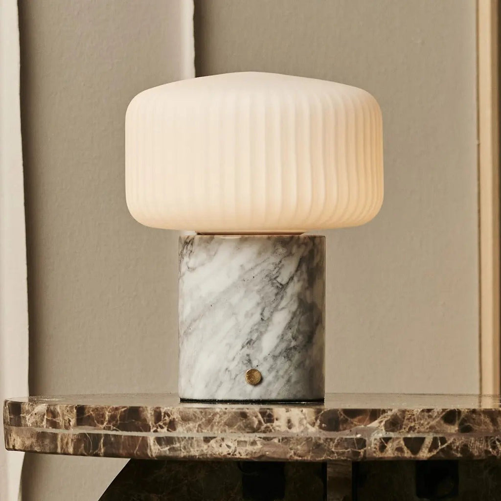 Renoir Wit / Bianco Statuarietto - Marmeren oplaadbare tafellamp - draadloos, USB oplaadbaar en tot 100 uur verlichting