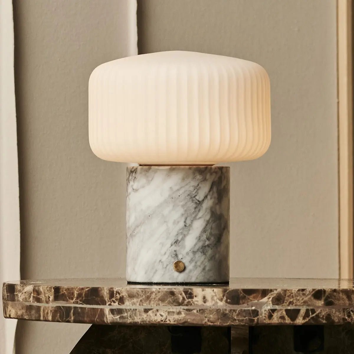 Renoir Wit / Bianco Statuarietto - Marmeren oplaadbare tafellamp - draadloos, USB oplaadbaar en tot 100 uur verlichting