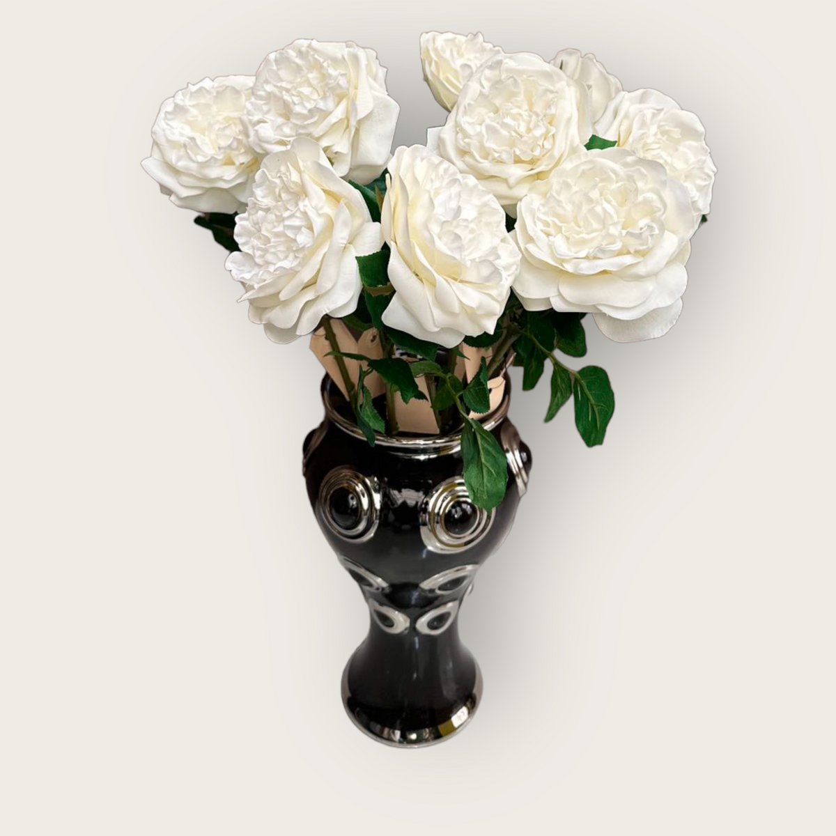 Een prachtige zwarte vaas met 10 grote, witte bloemen.