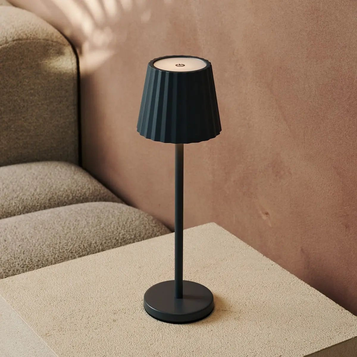 Maya stenen grijs geribbelde tafellamp gemaakt van ijzer - dimbare lamp en 3 lichtmodi, oplaadbaar via draadloos laadstation