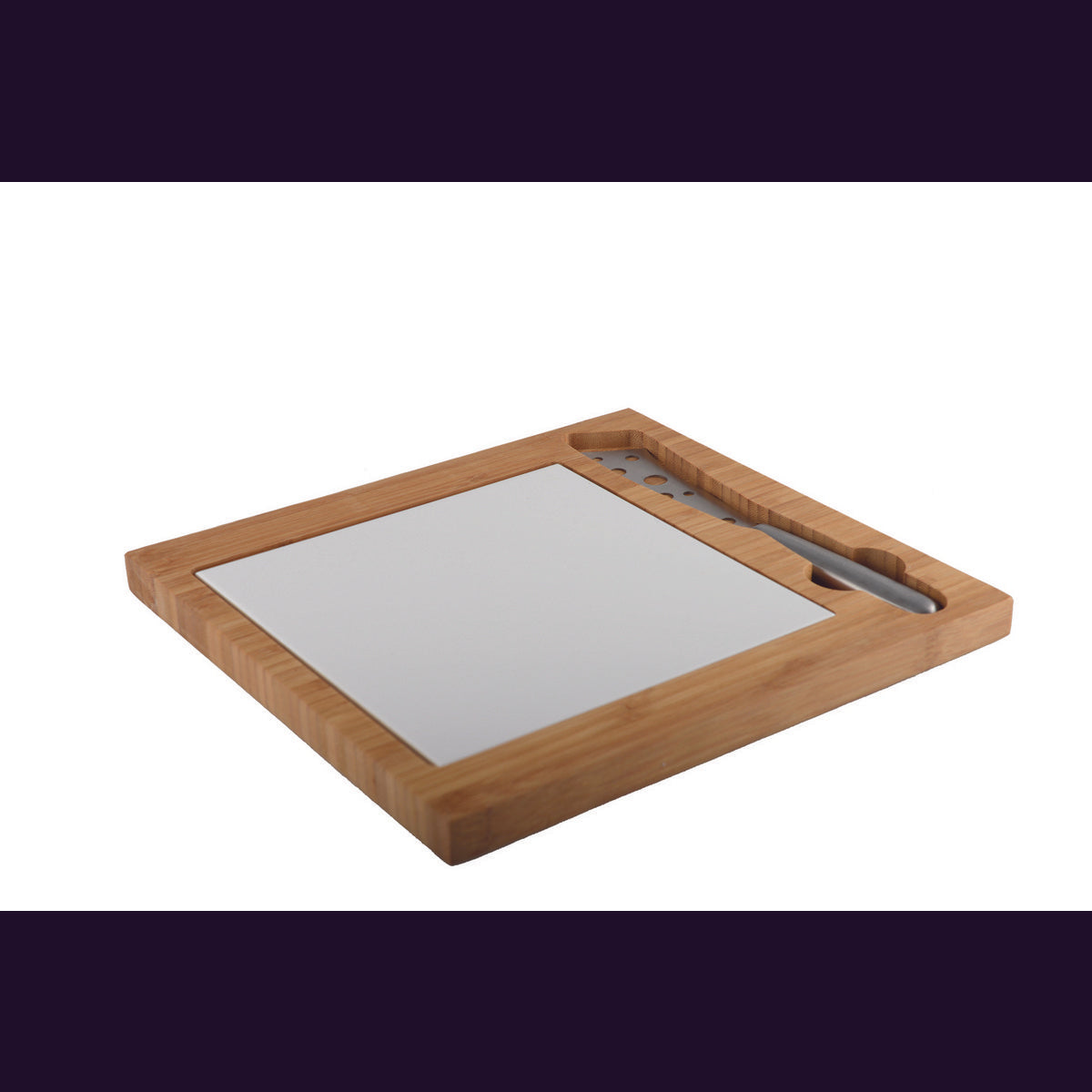 Bamboe kaasbord en porselein met roestvrijstalen mes