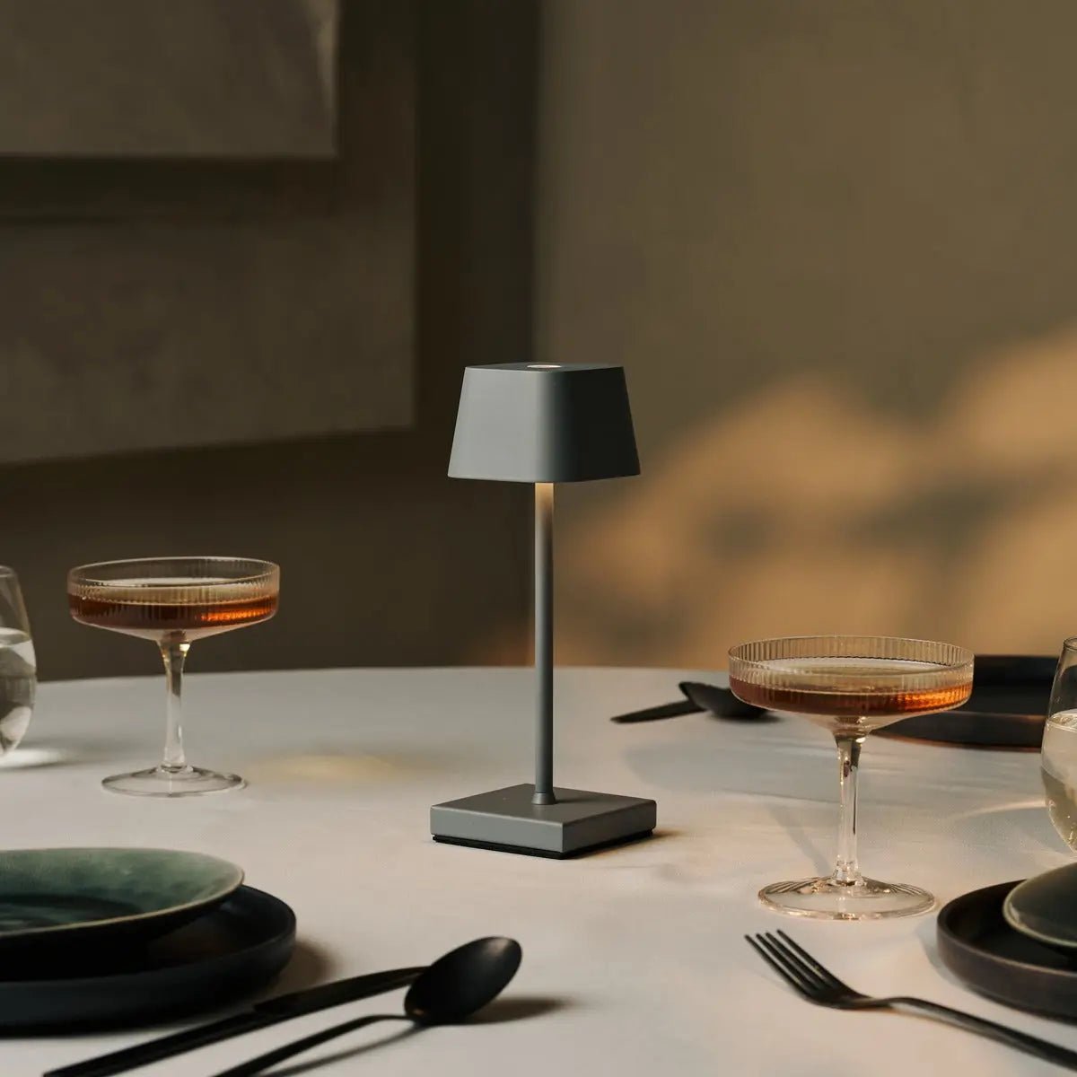 Sarphati Mini Mouse Grijs Draadloze tafellamp -WiReless oplaadbaar via laadstation, dimbare lamp en 3 lichtmodi