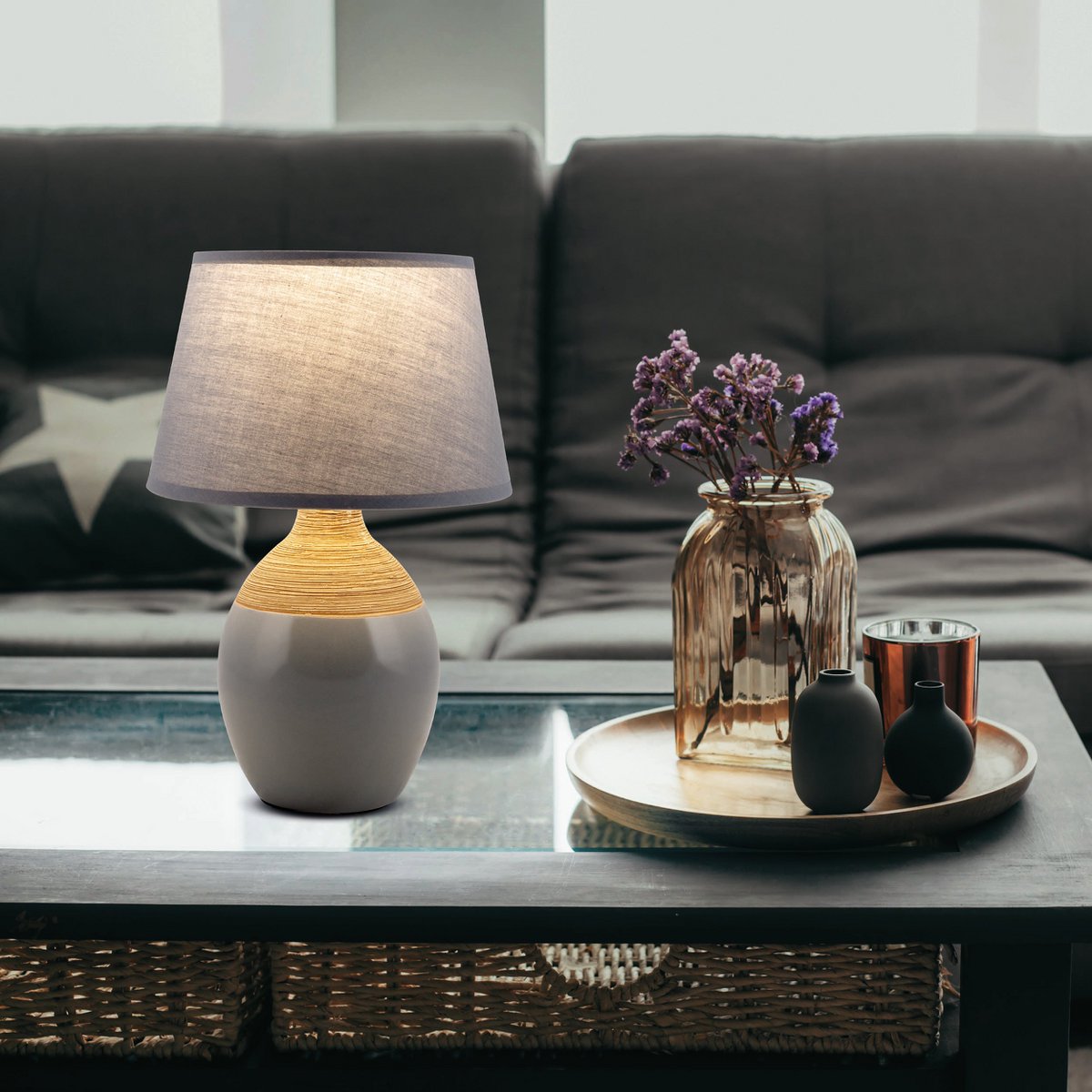 Liv · Houten tafellamp met linnen kap — grijs