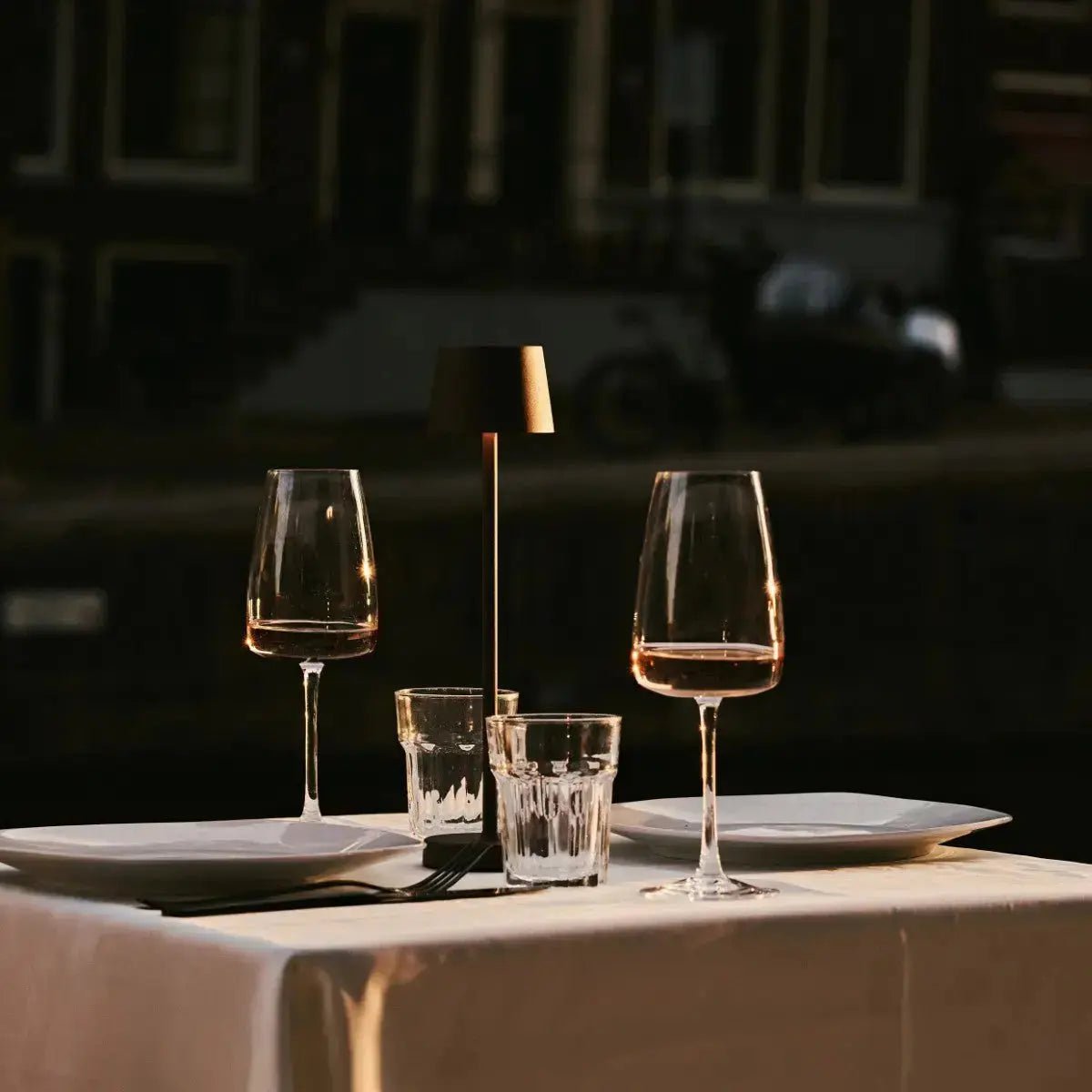 Combi Set Professional-4 X Vondel Mini Mocha Brown Oplaadbare tafellampen & 1 x Amstel Wireless Laying Station met Q1-Technology