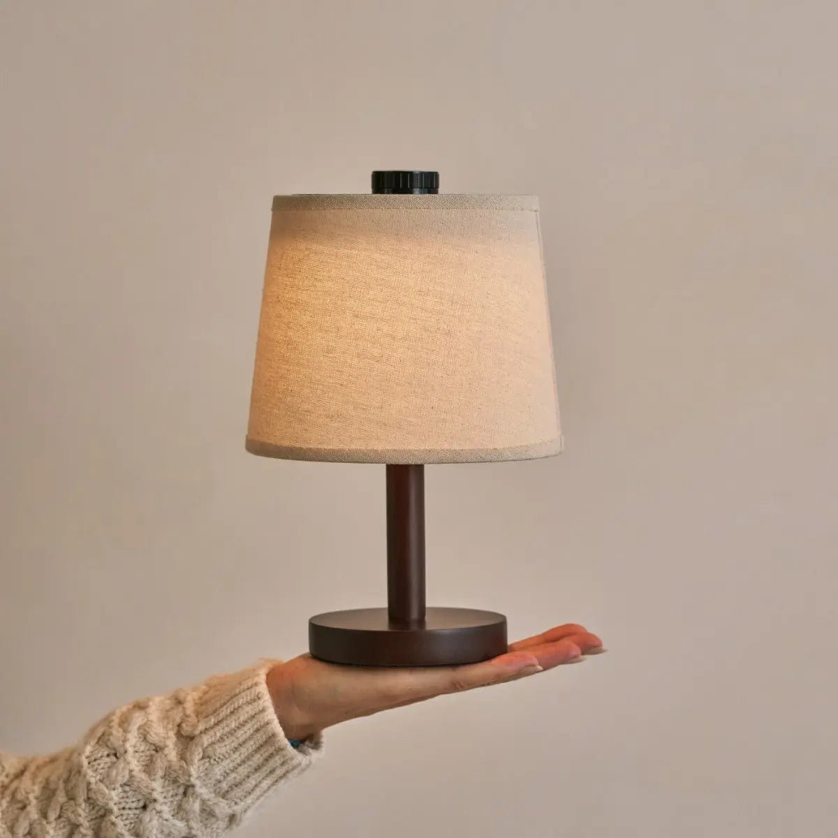 Rover donkerbruine houten lamp – oplaadbare, draadloze en dimbare lampenkap